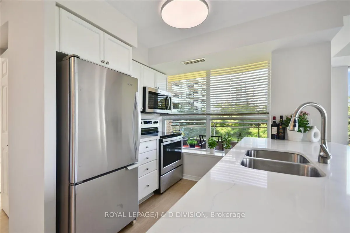 245 Davisville Avenue, #405