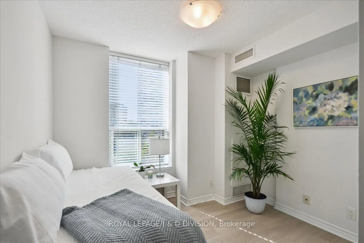 245 Davisville Avenue, #405