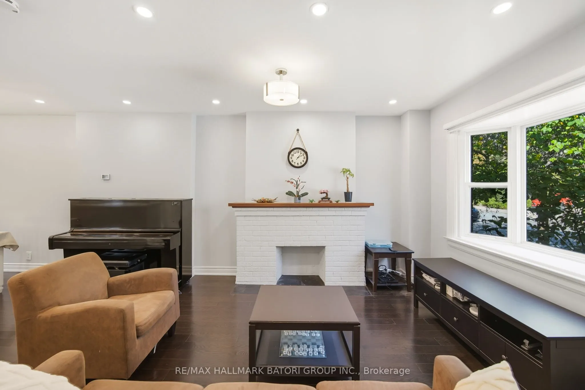 6 Rosewell Avenue