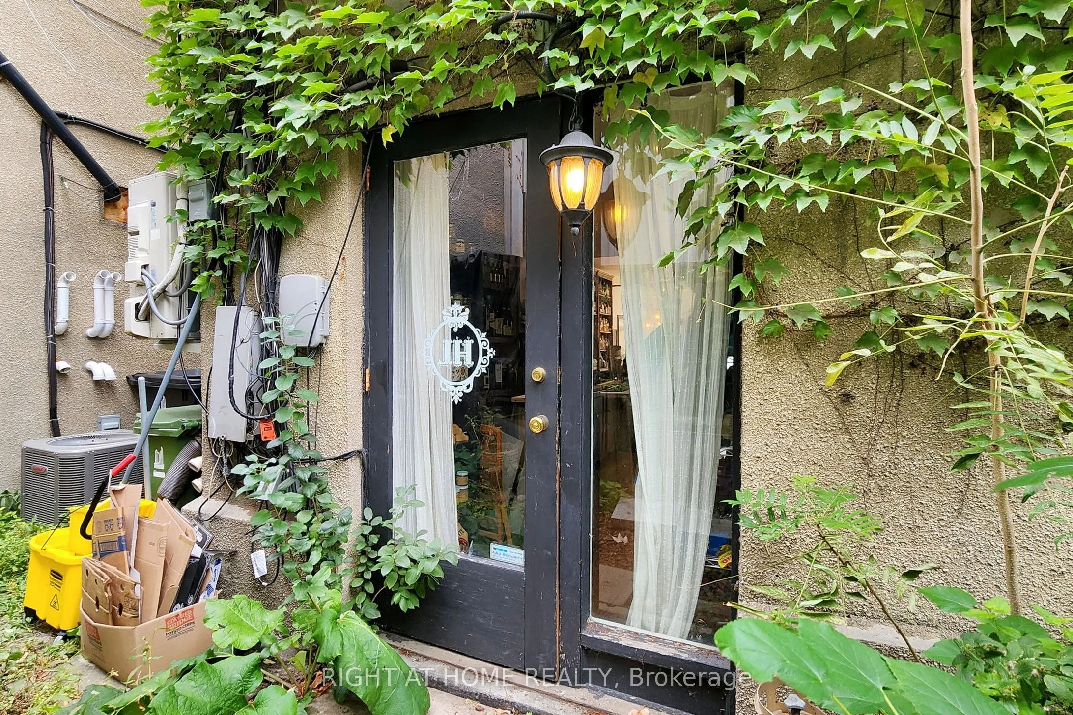 394 King Street E