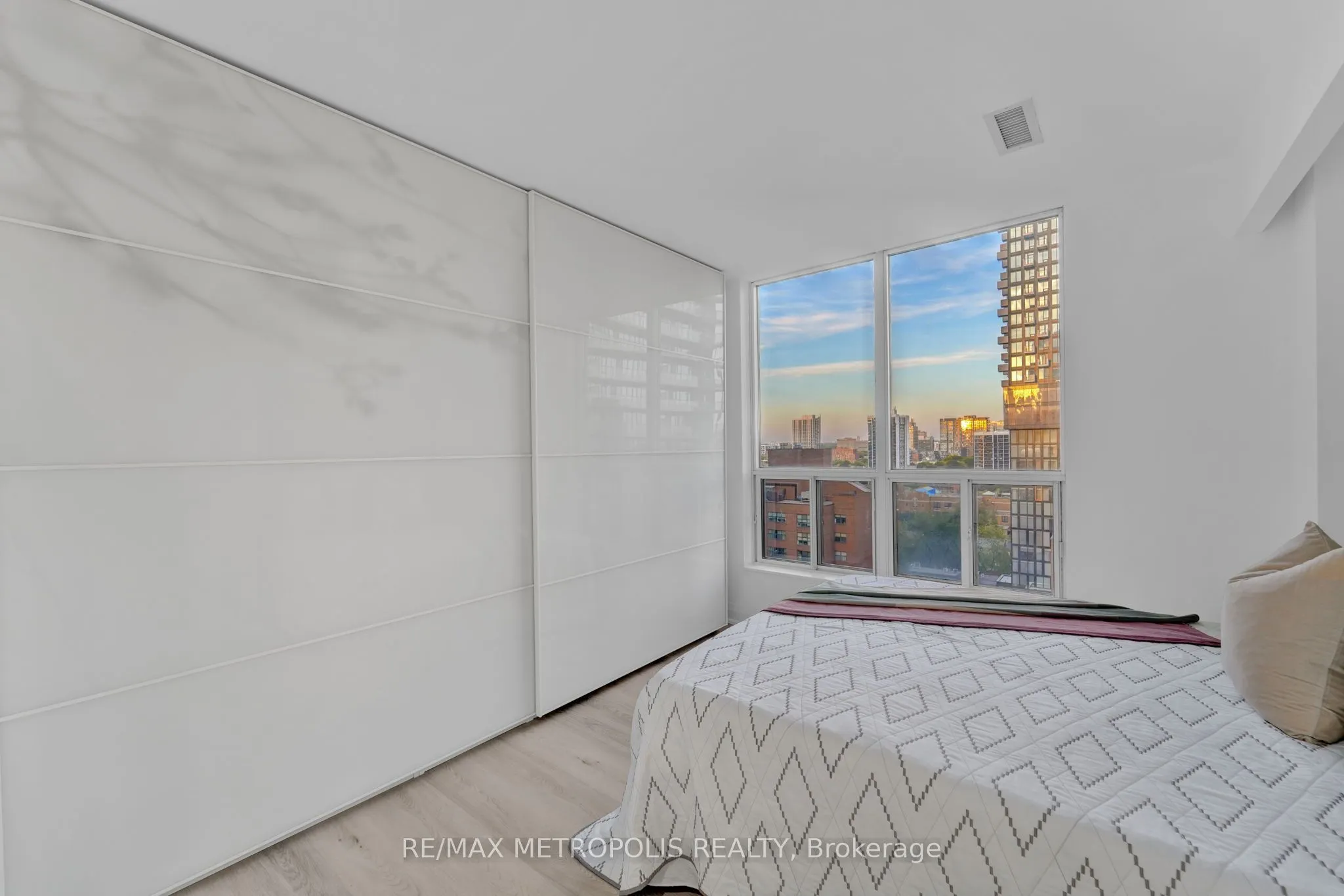 76 Shuter Street, #1504