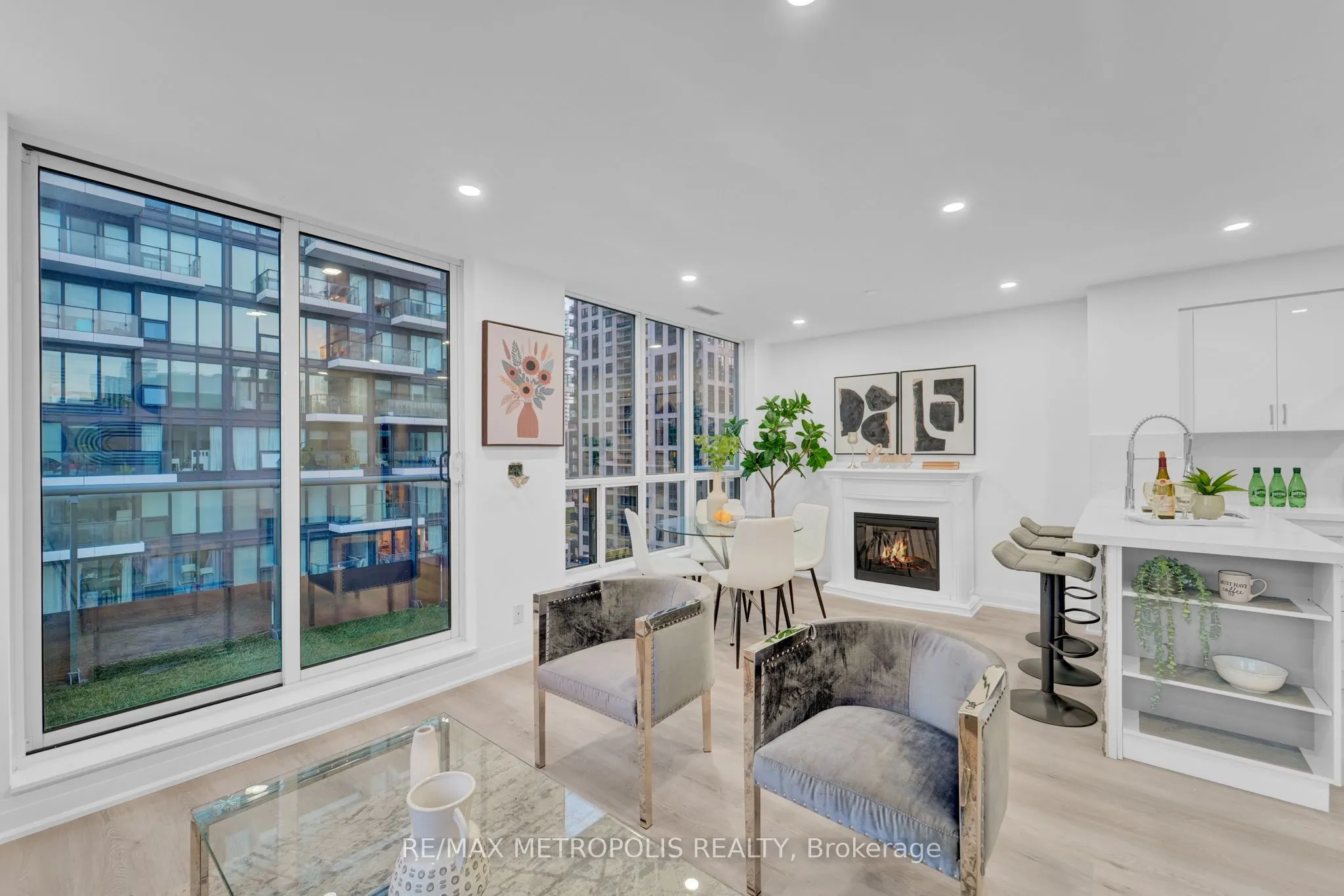 76 Shuter Street, #1504