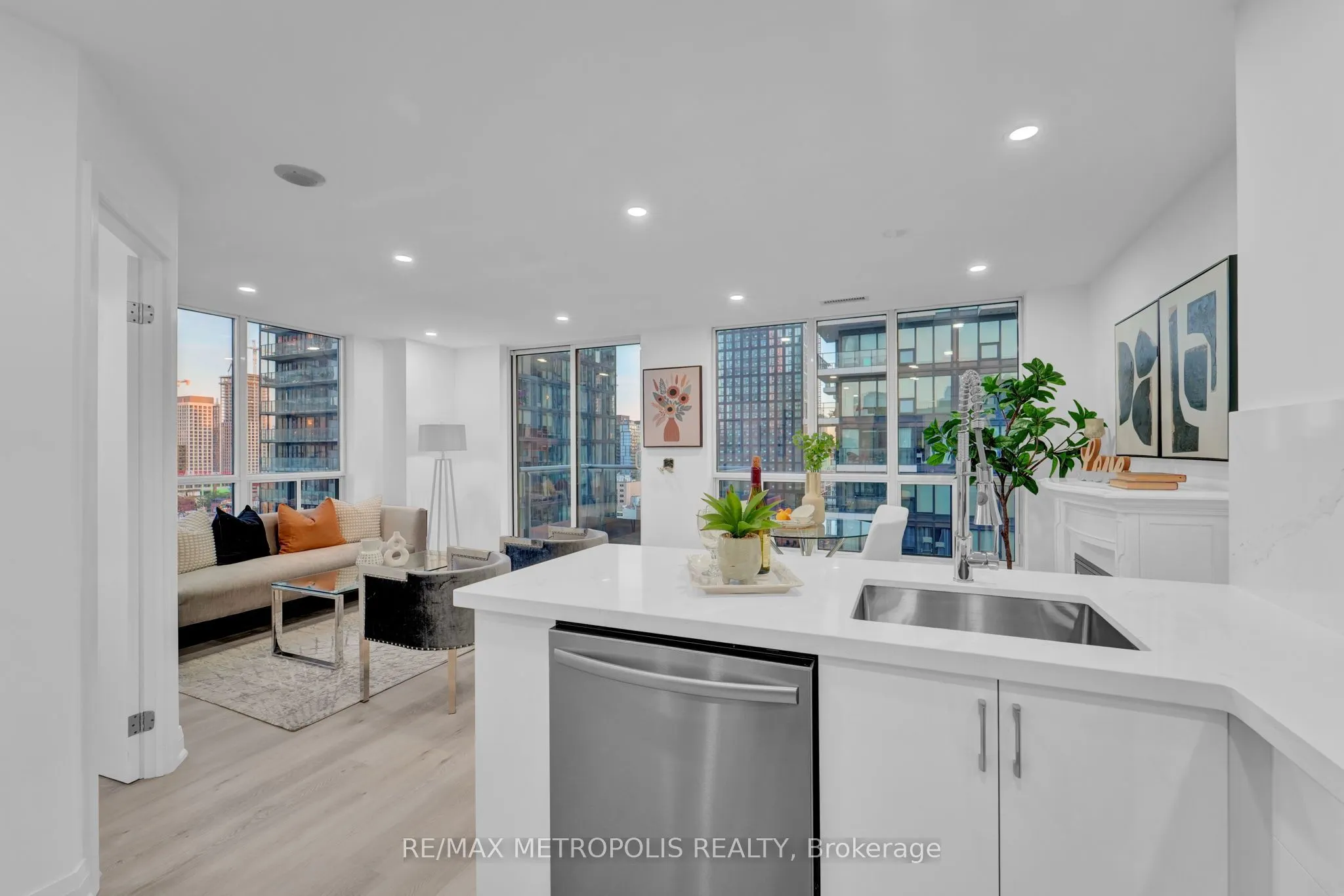 76 Shuter Street, #1504