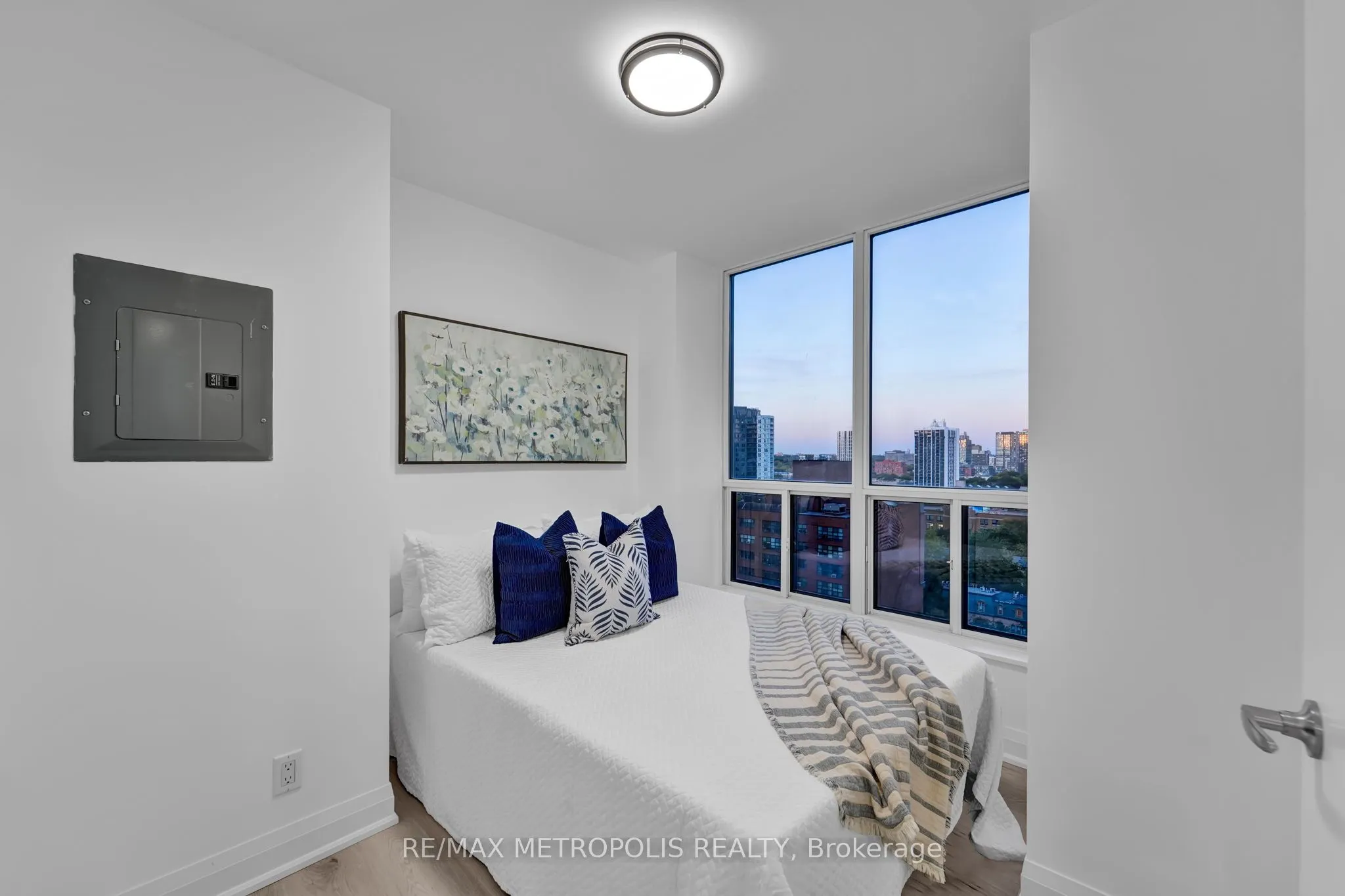 76 Shuter Street, #1504