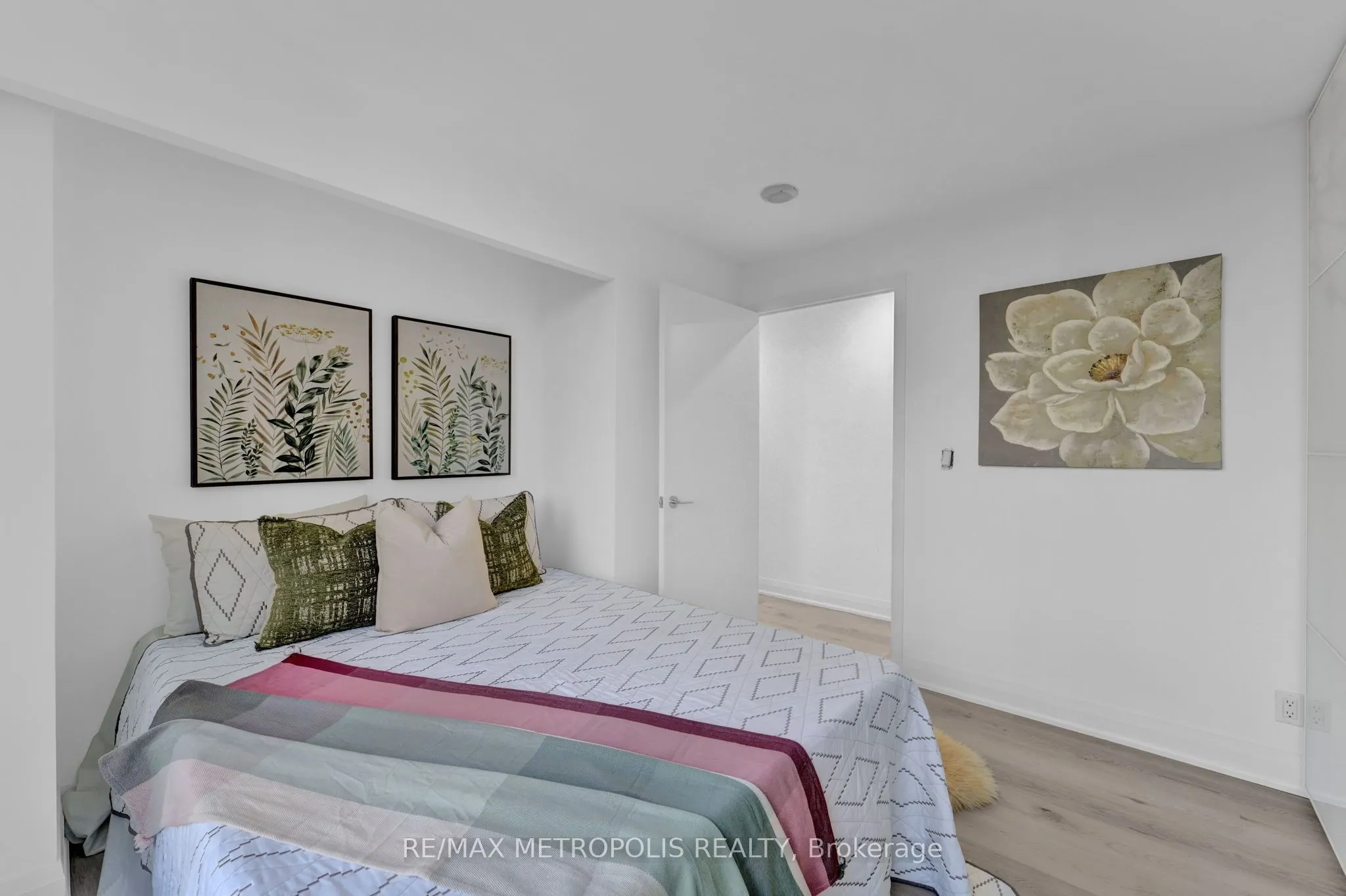 76 Shuter Street, #1504
