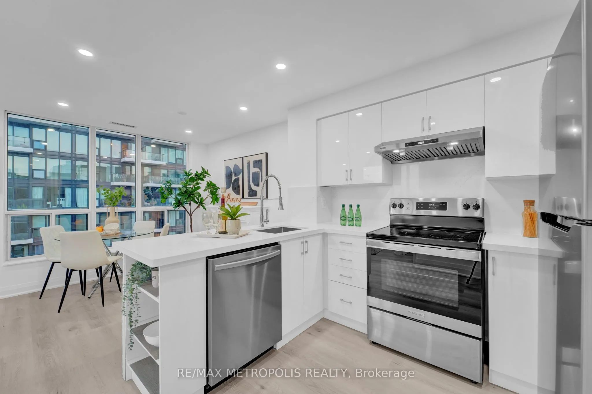 76 Shuter Street, #1504