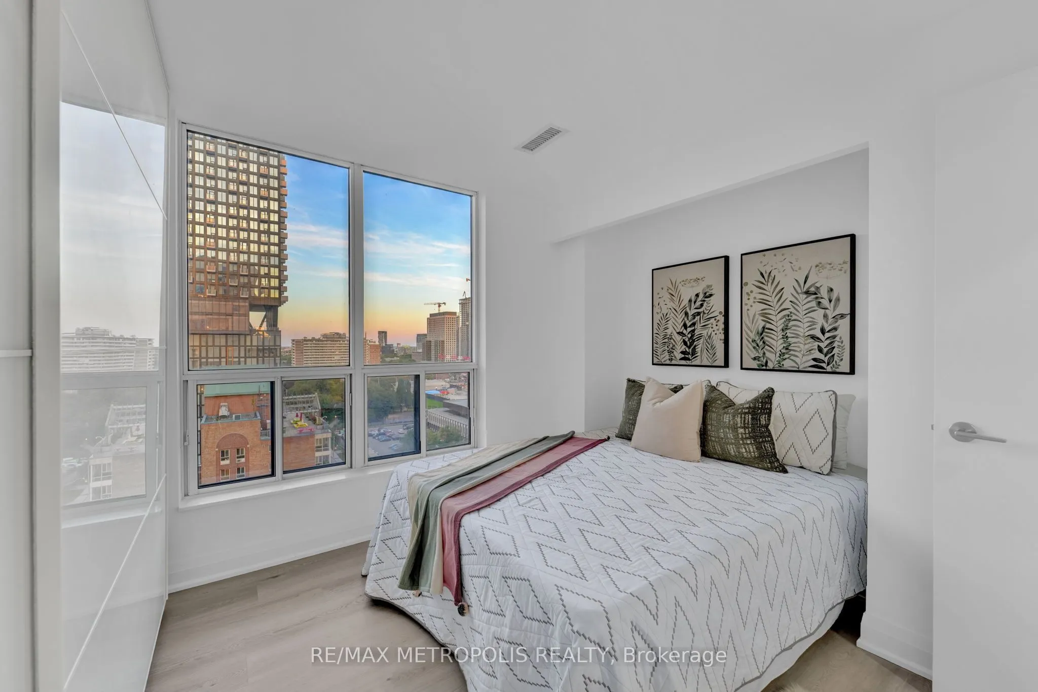 76 Shuter Street, #1504
