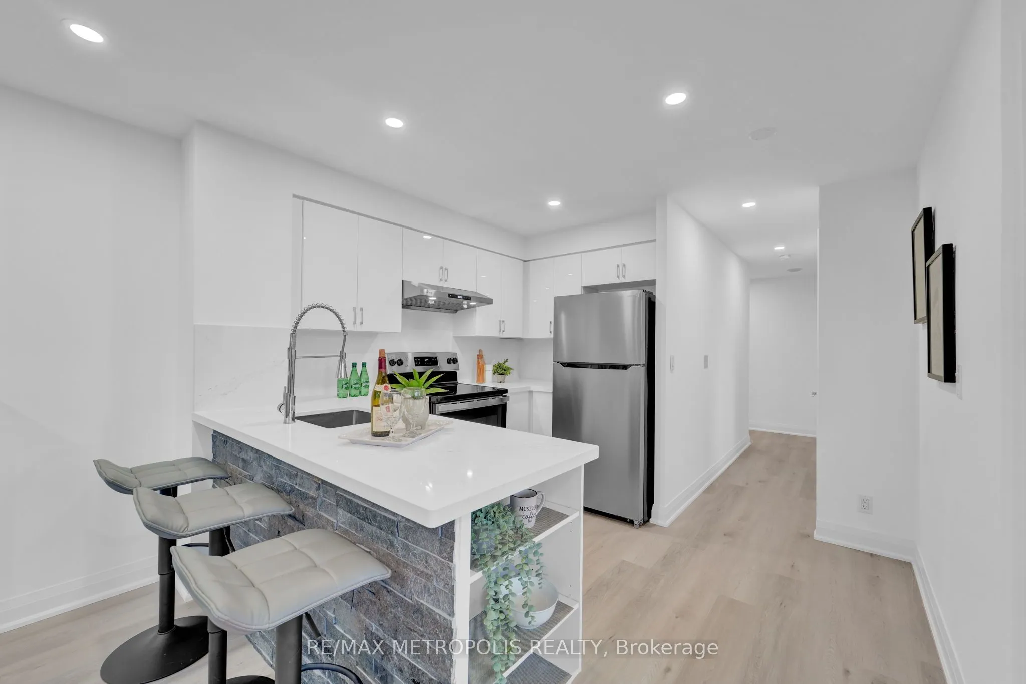 76 Shuter Street, #1504