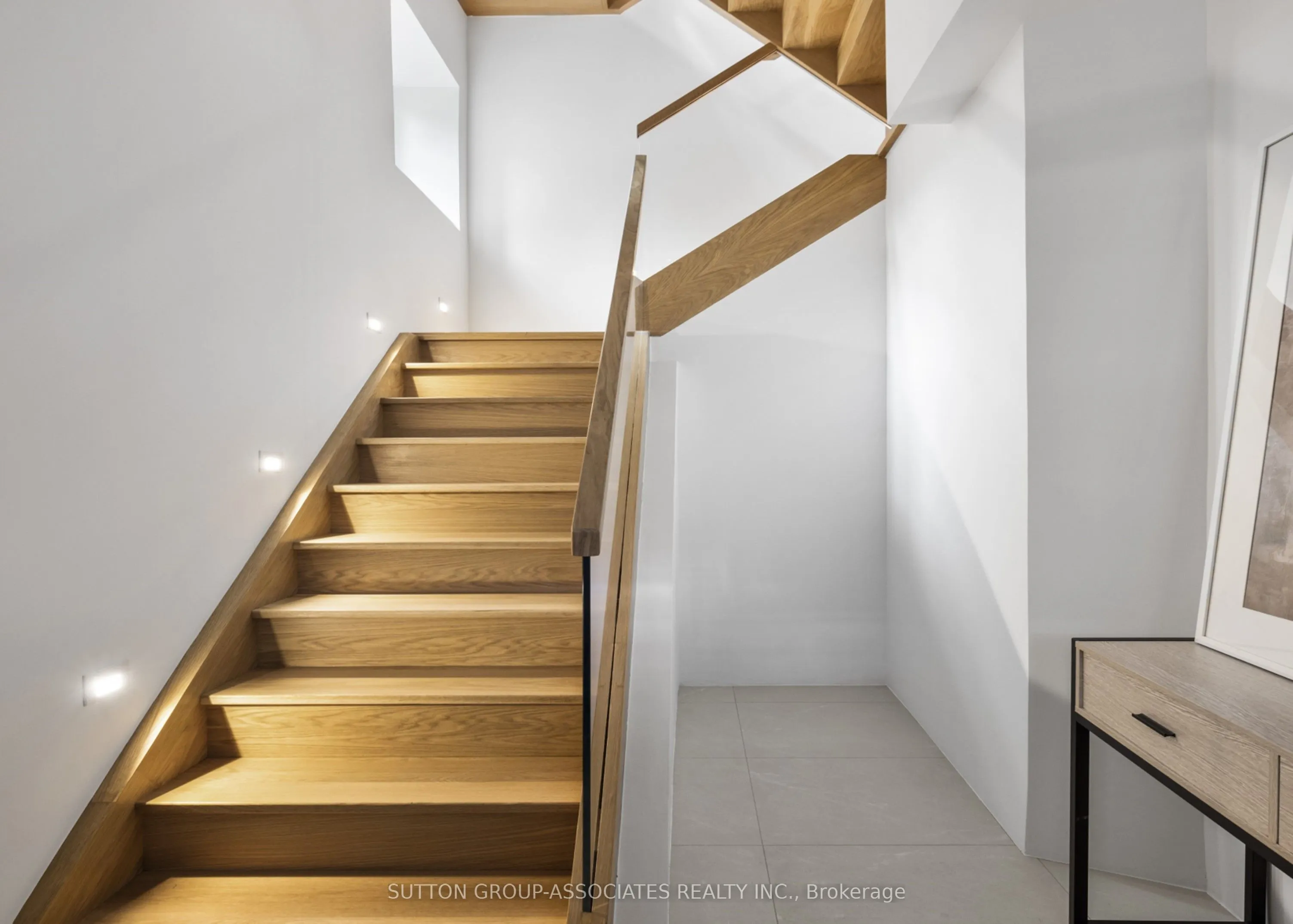 20 Kendal Avenue, #Upper