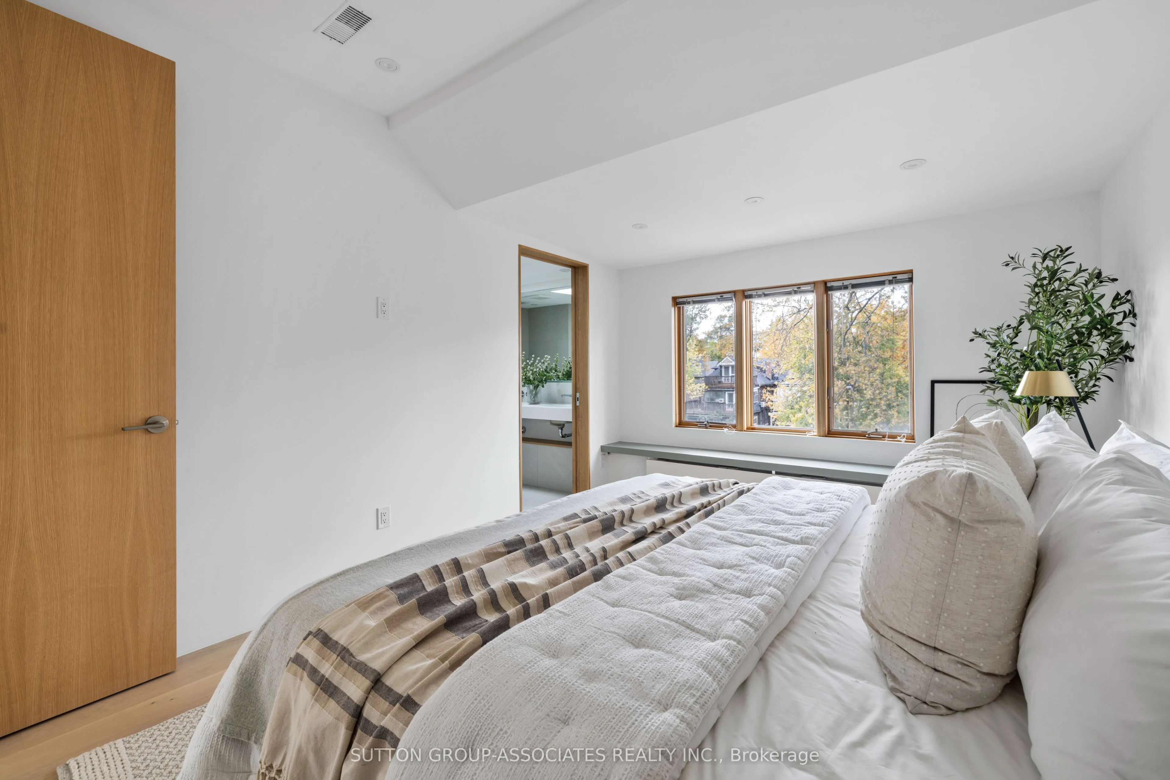 20 Kendal Avenue, #Upper