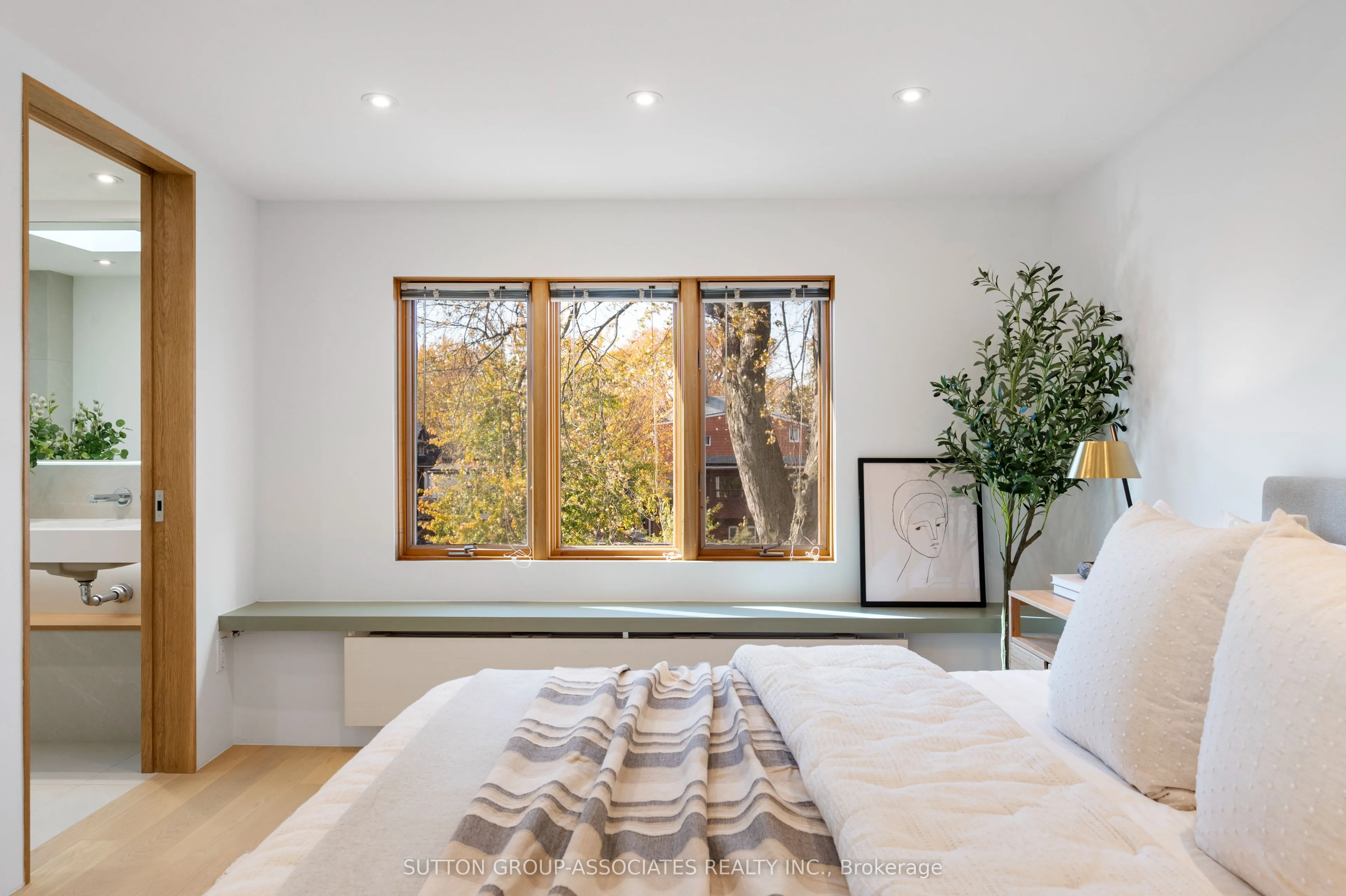 20 Kendal Avenue, #Upper