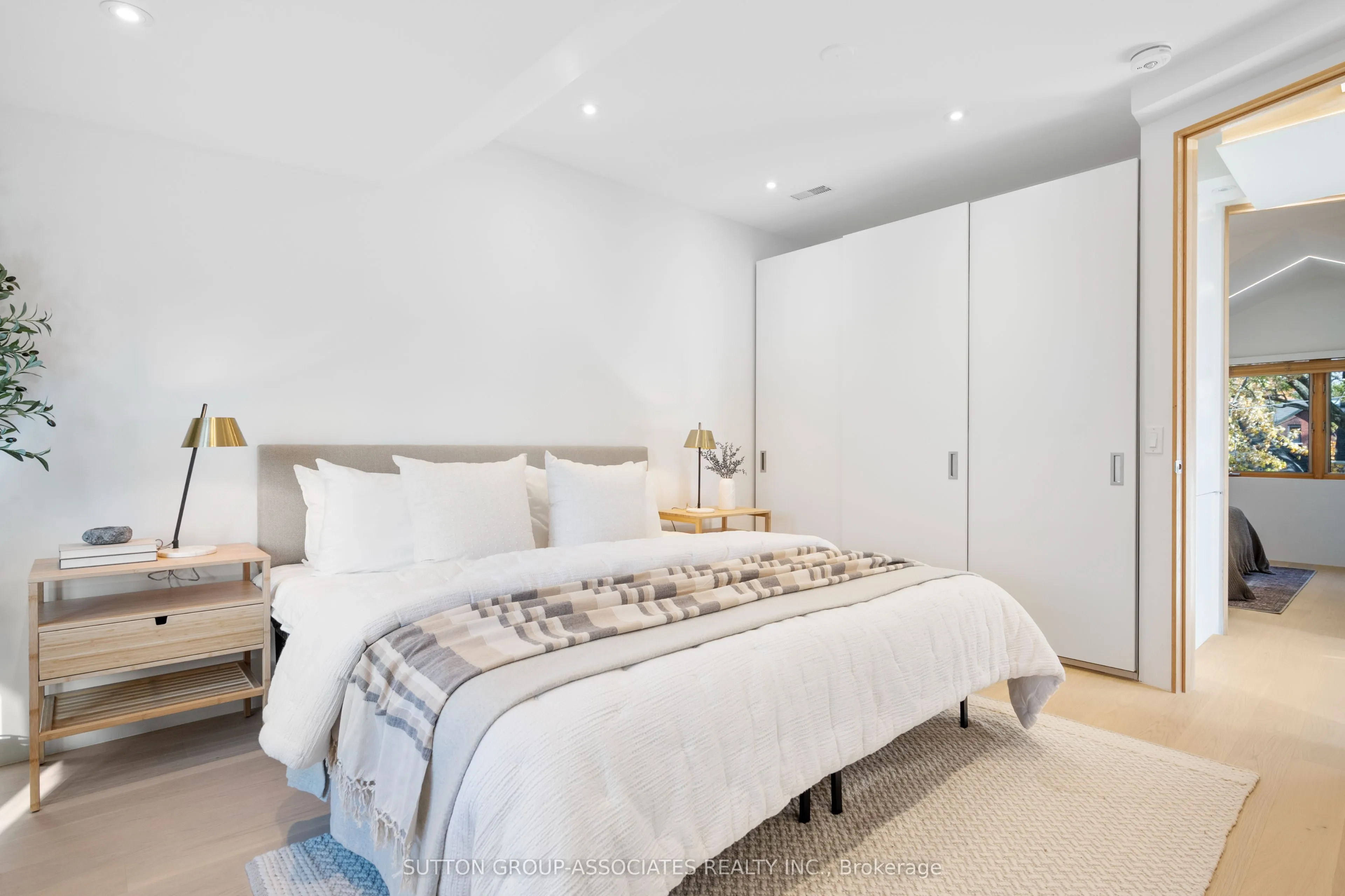 20 Kendal Avenue, #Upper
