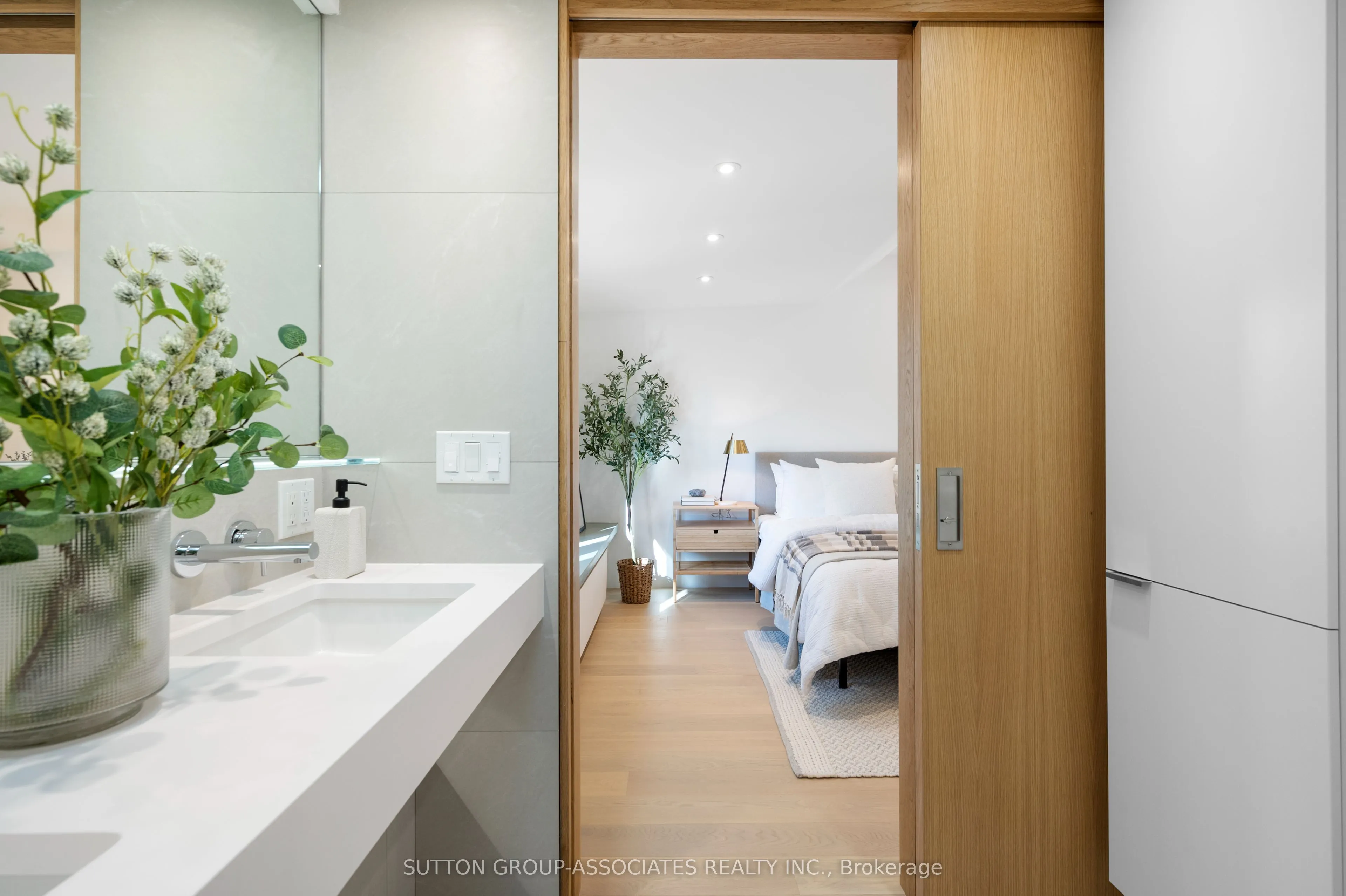 20 Kendal Avenue, #Upper