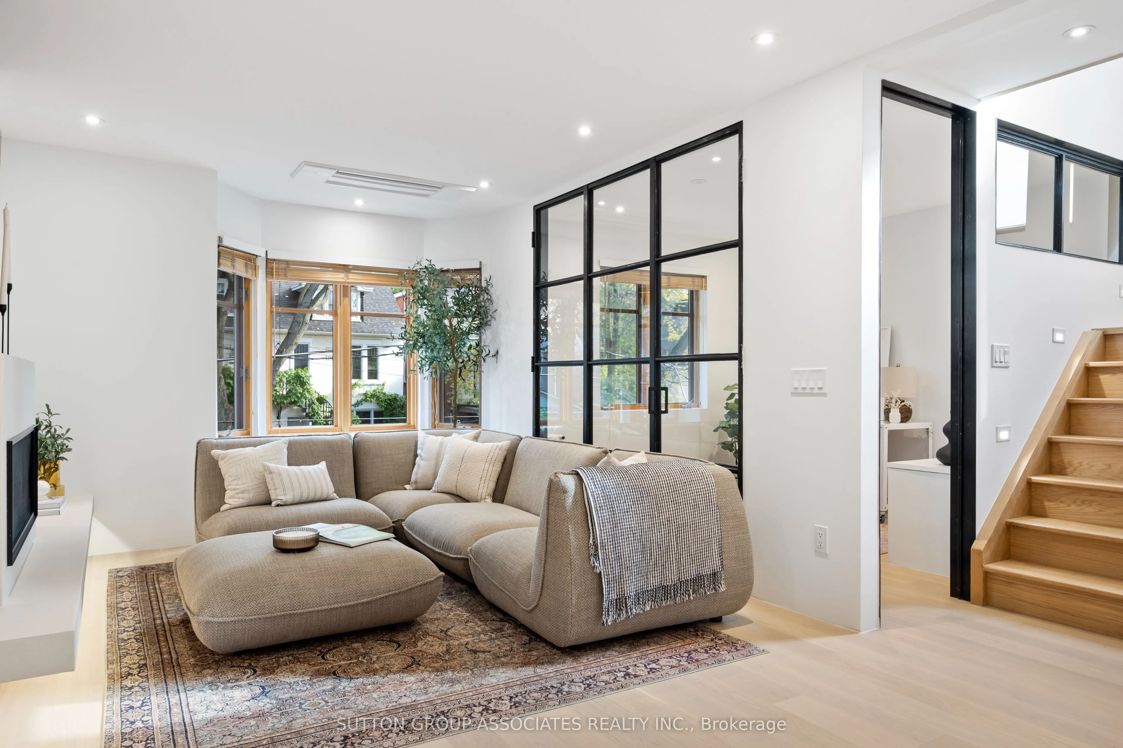 20 Kendal Avenue, #Upper