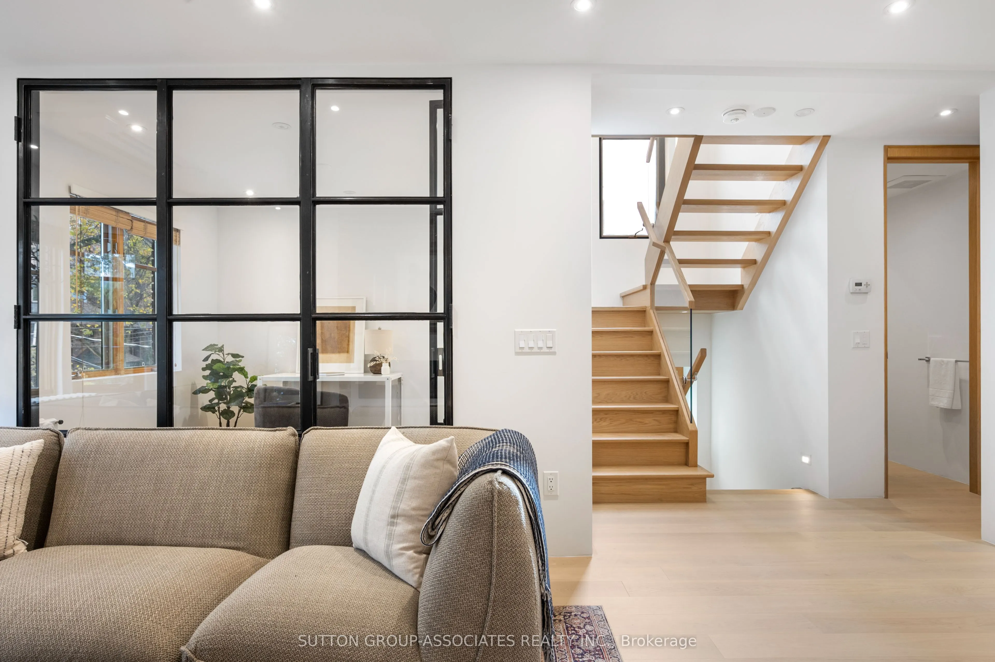 20 Kendal Avenue, #Upper