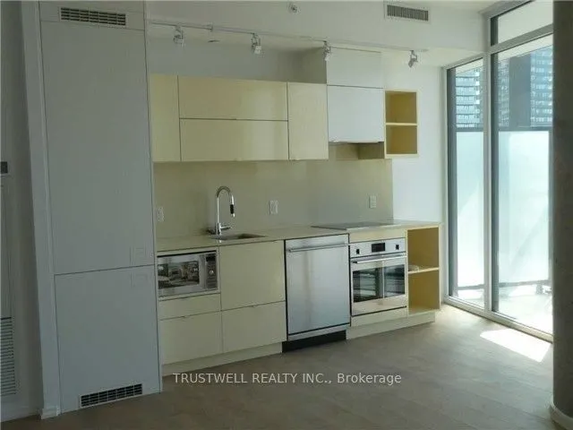 125 Peter Street, #1702