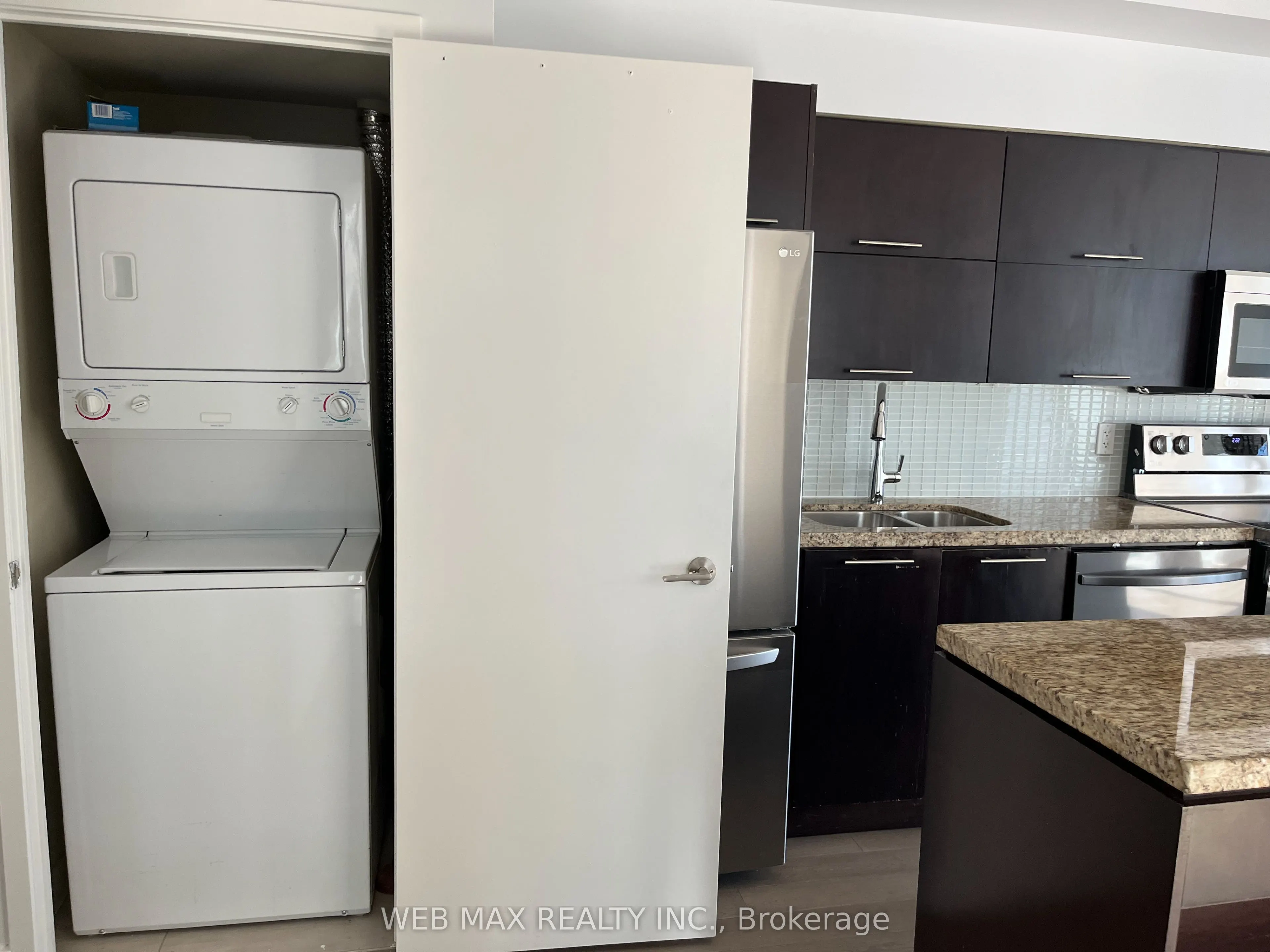126 Simcoe Street, #1303