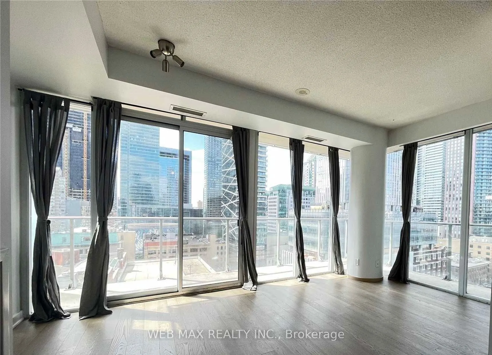 126 Simcoe Street, #1303