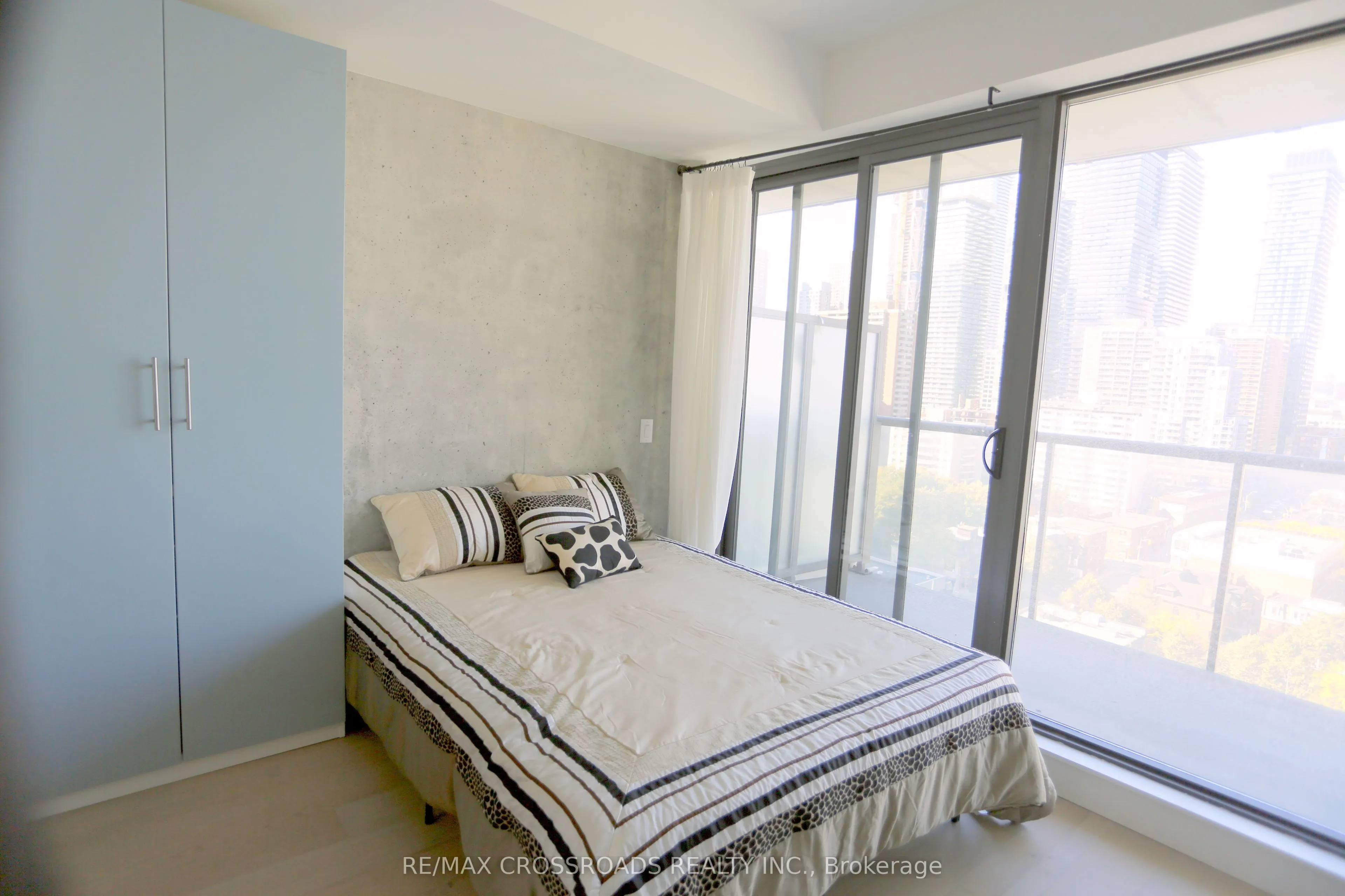 81 Wellesley Street E, #1506