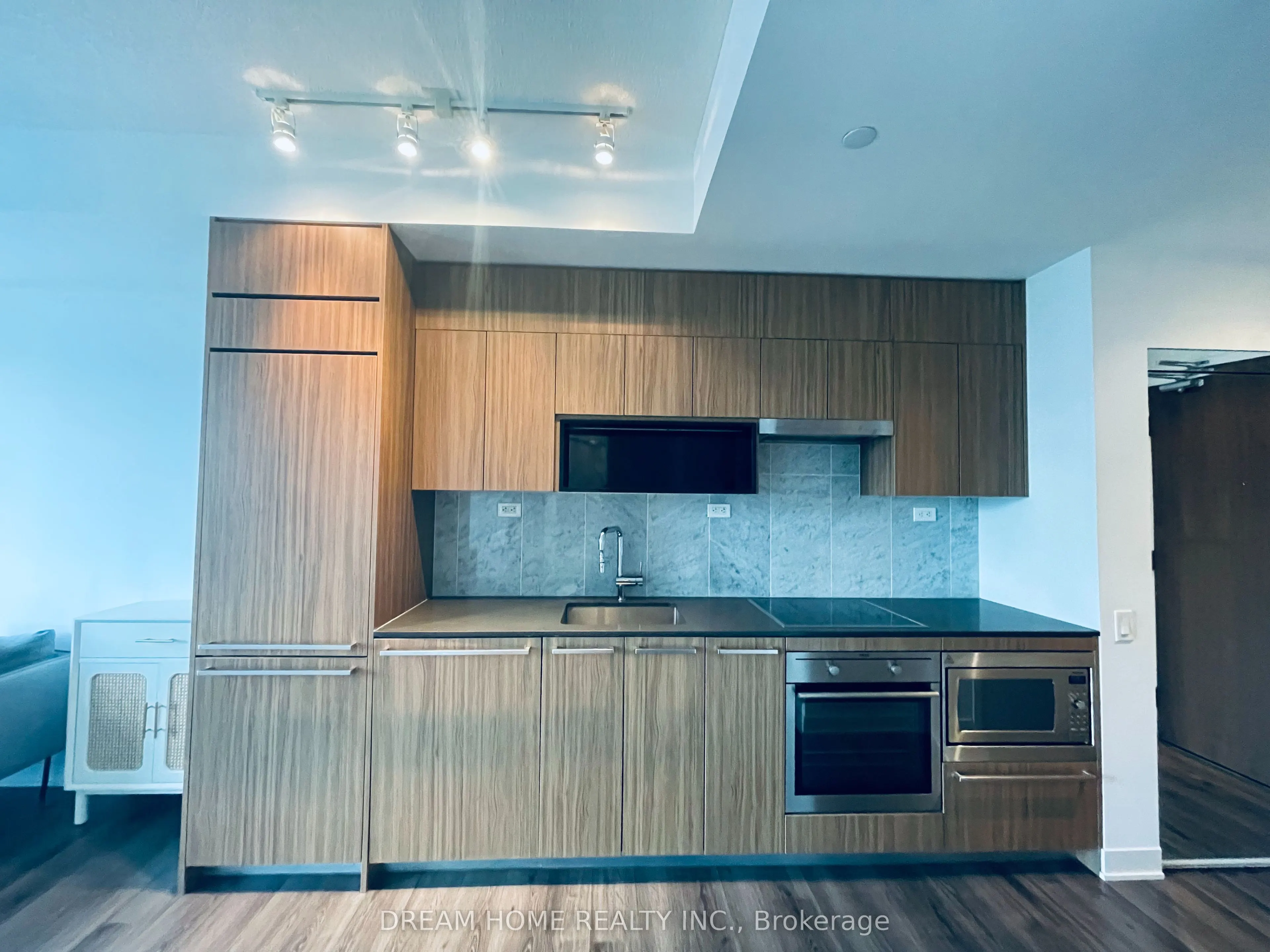 90 Queens Wharf Road, #811