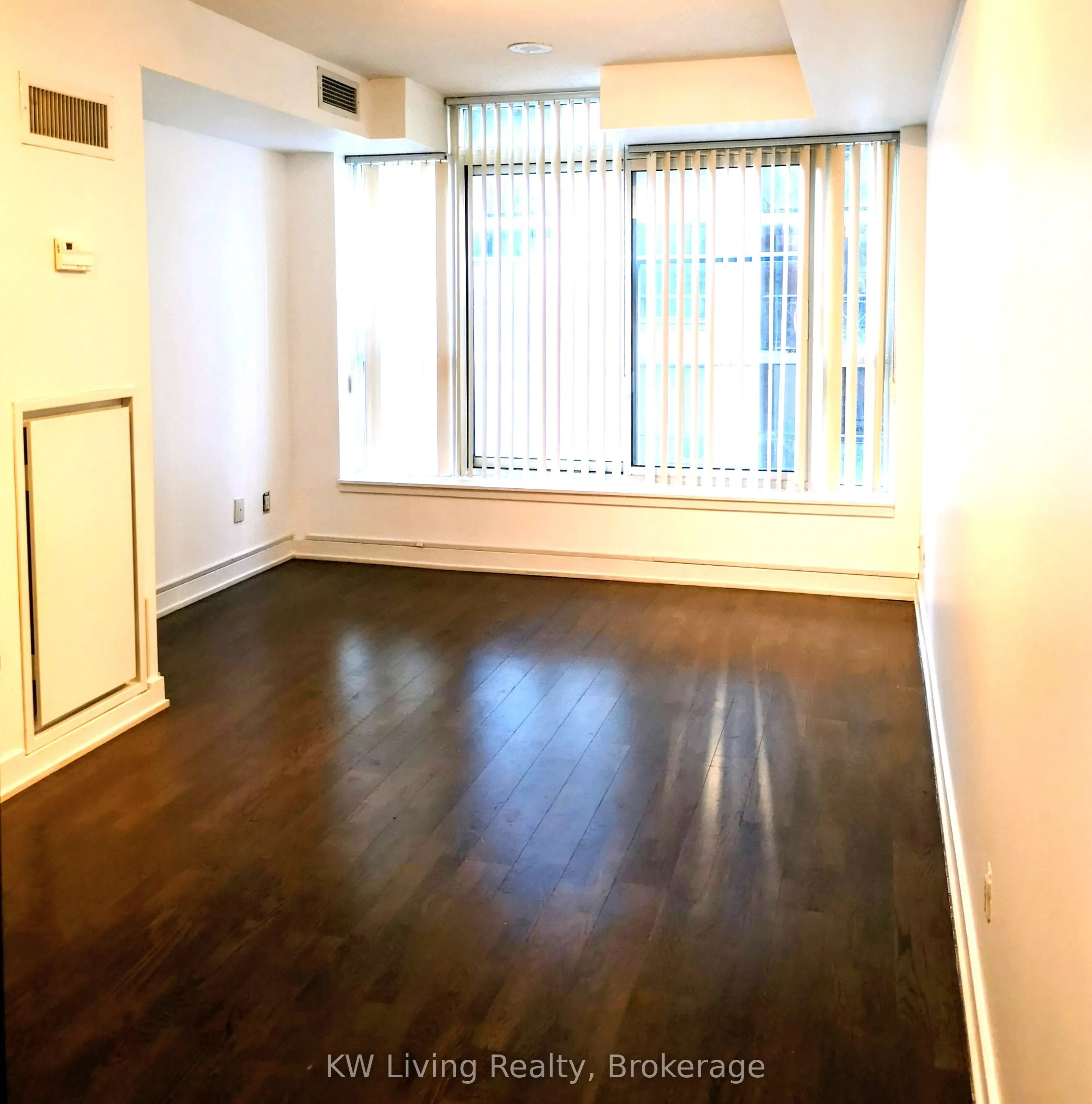 126 Simcoe Street, #606