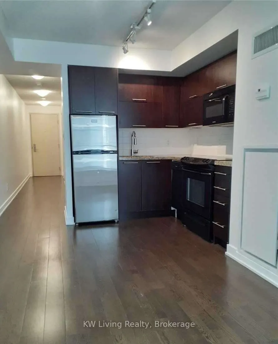 126 Simcoe Street, #606