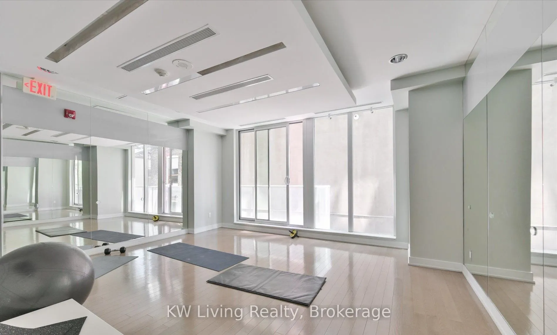 126 Simcoe Street, #606
