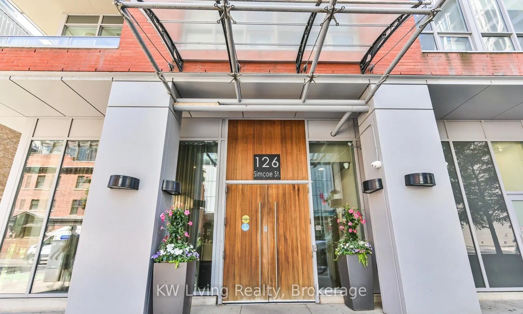 126 Simcoe Street, #606