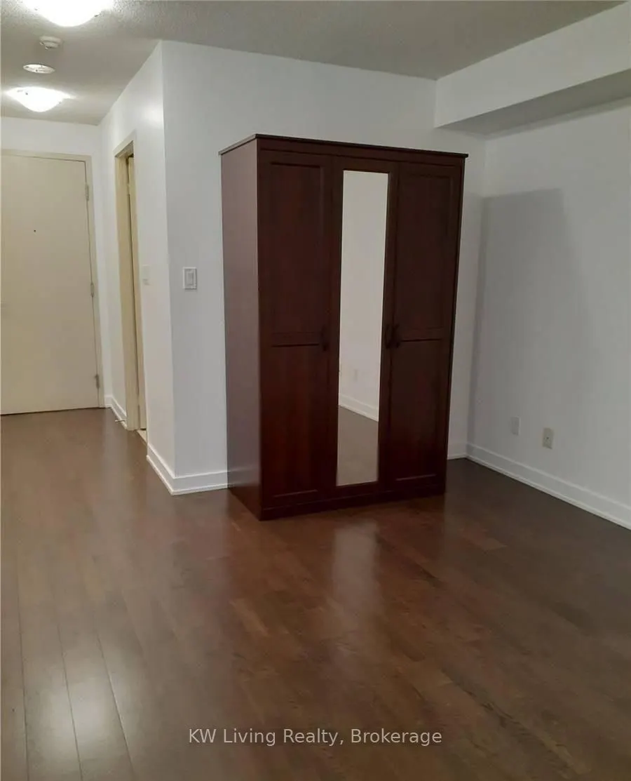 126 Simcoe Street, #606