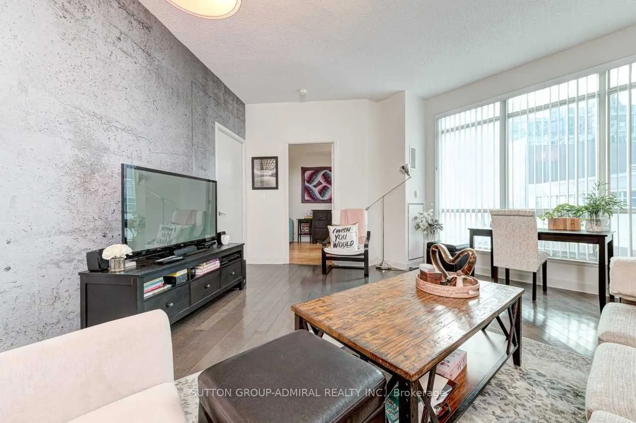 350 Wellington Street W, #201