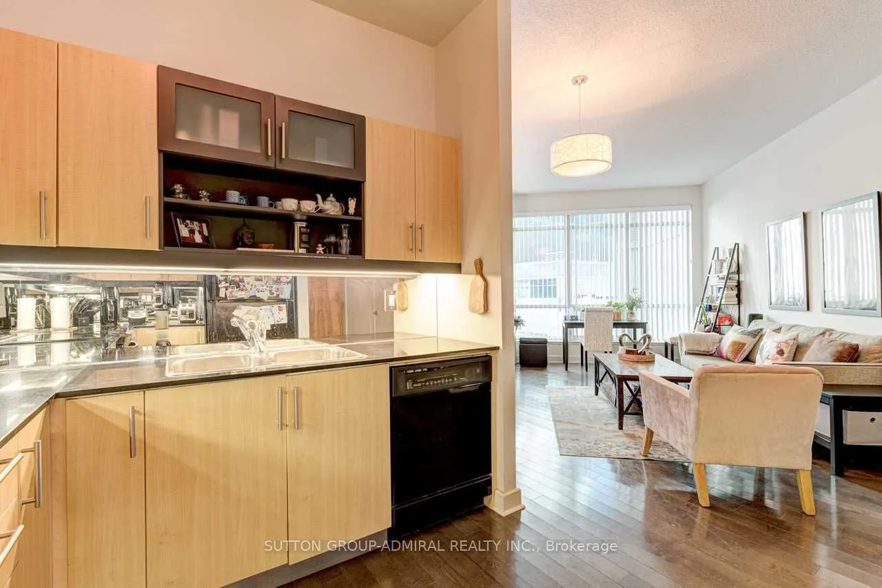 350 Wellington Street W, #201