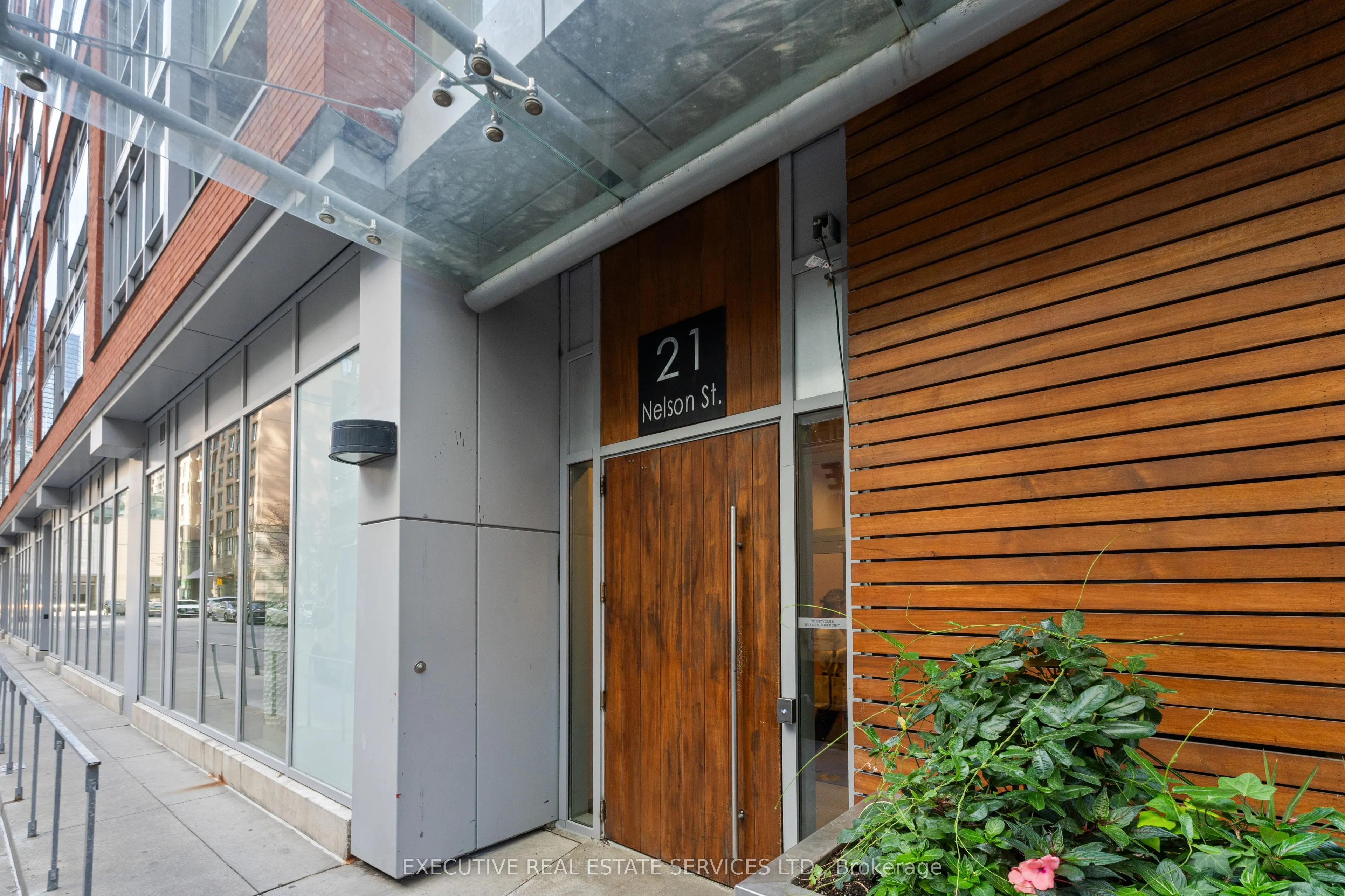 21 Nelson Street, #324