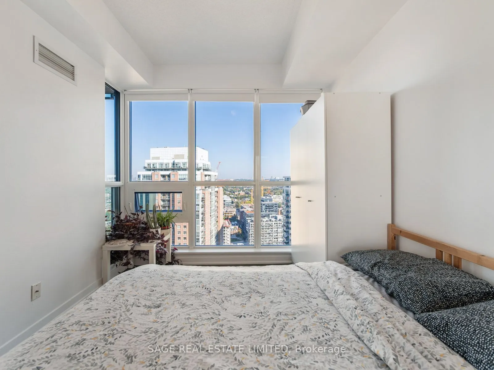 150 East Liberty Street E, #2601
