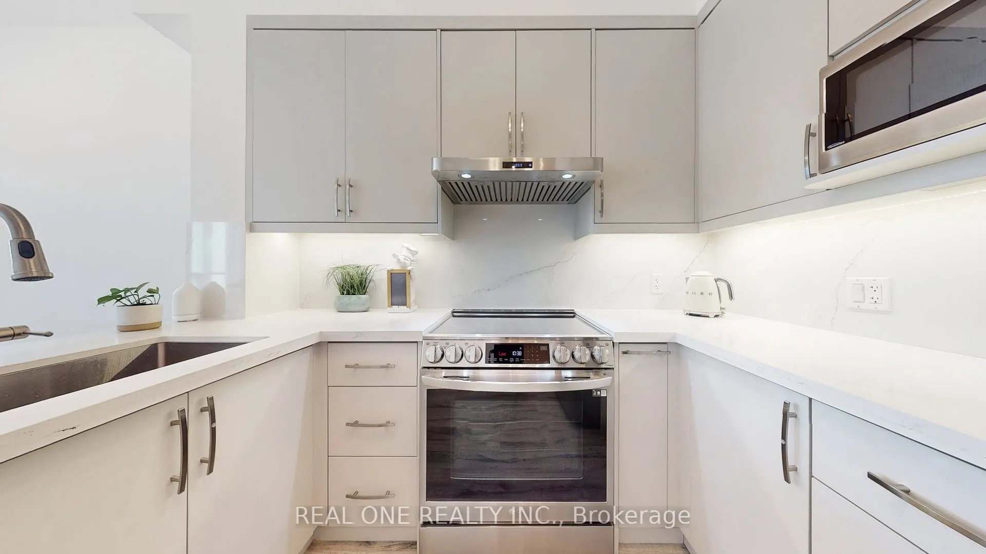 33 Bay Street, #1708