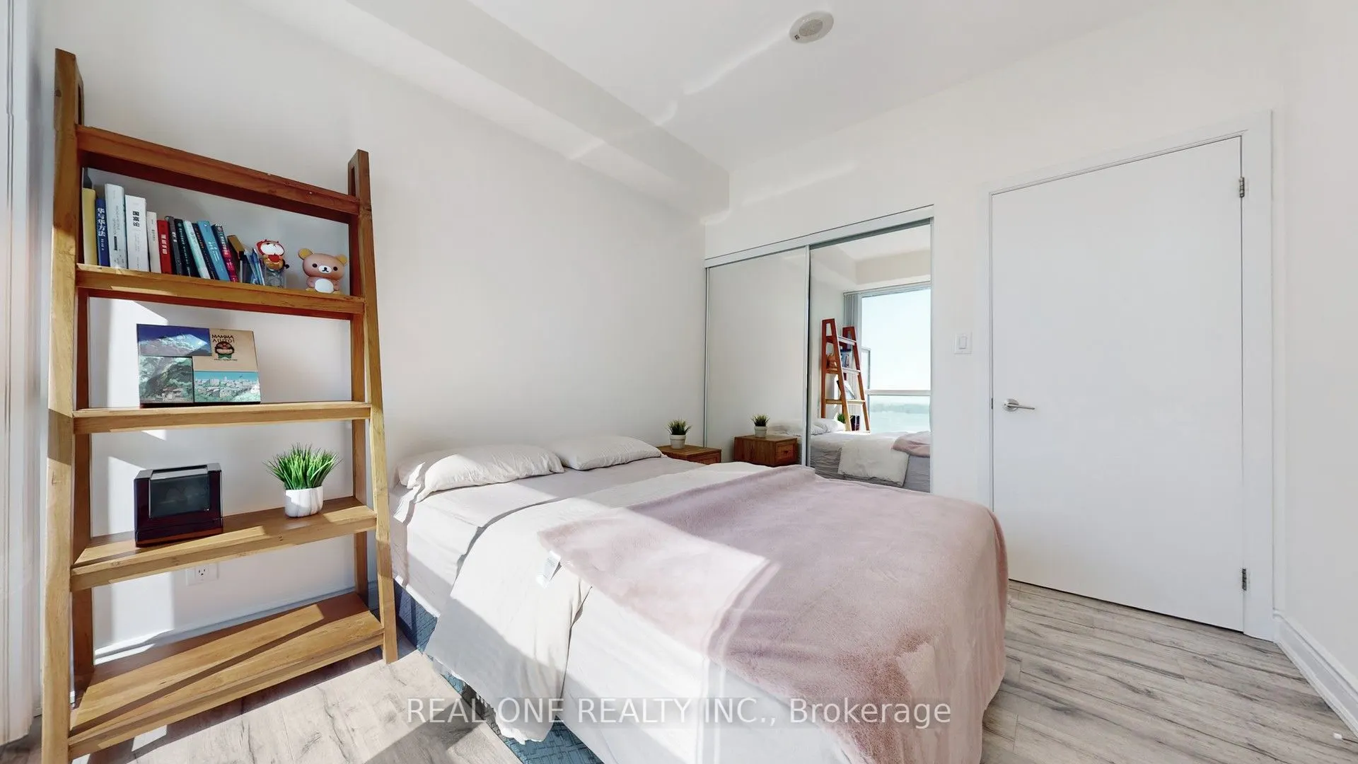 33 Bay Street, #1708