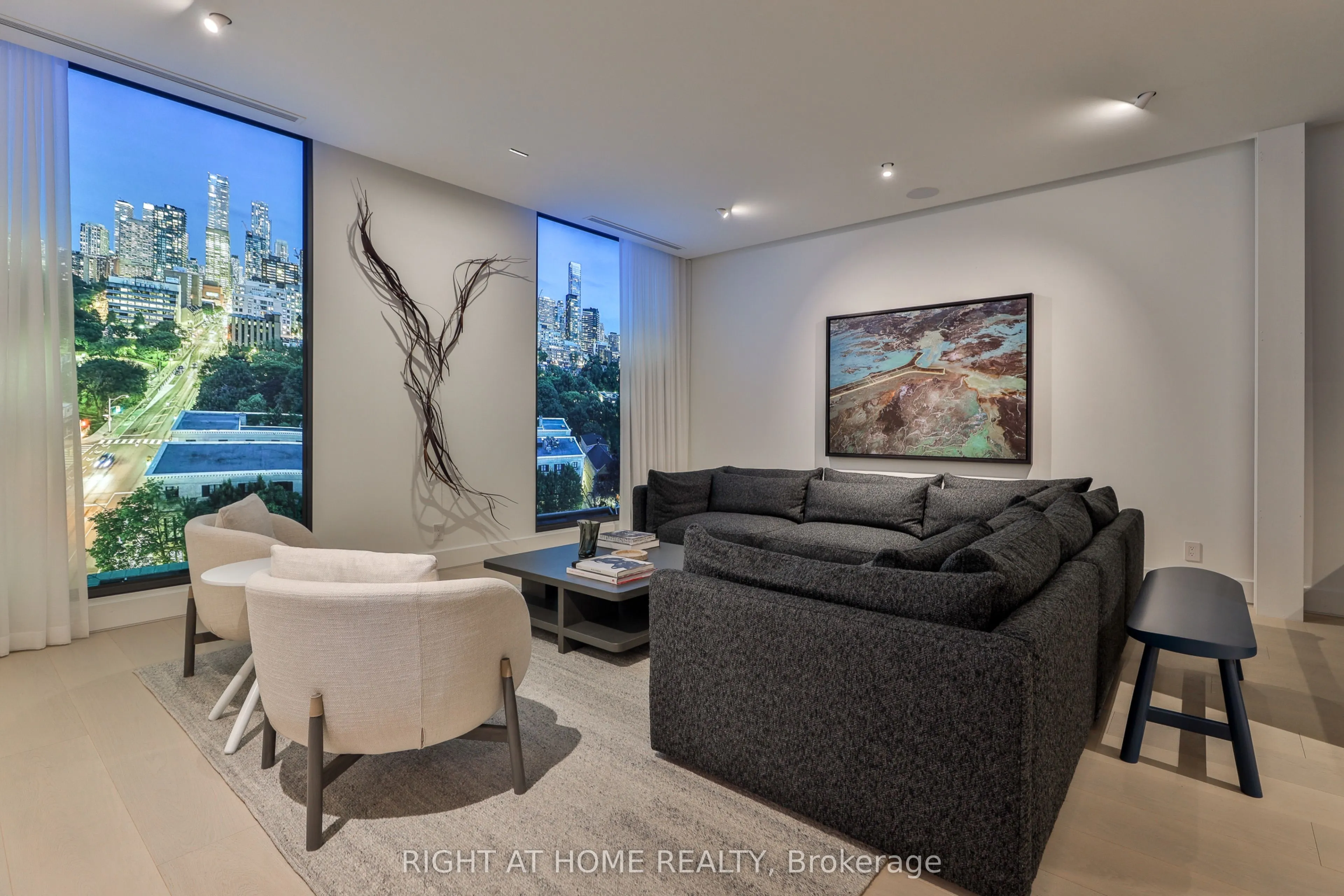 1 Roxborough Street W, #403