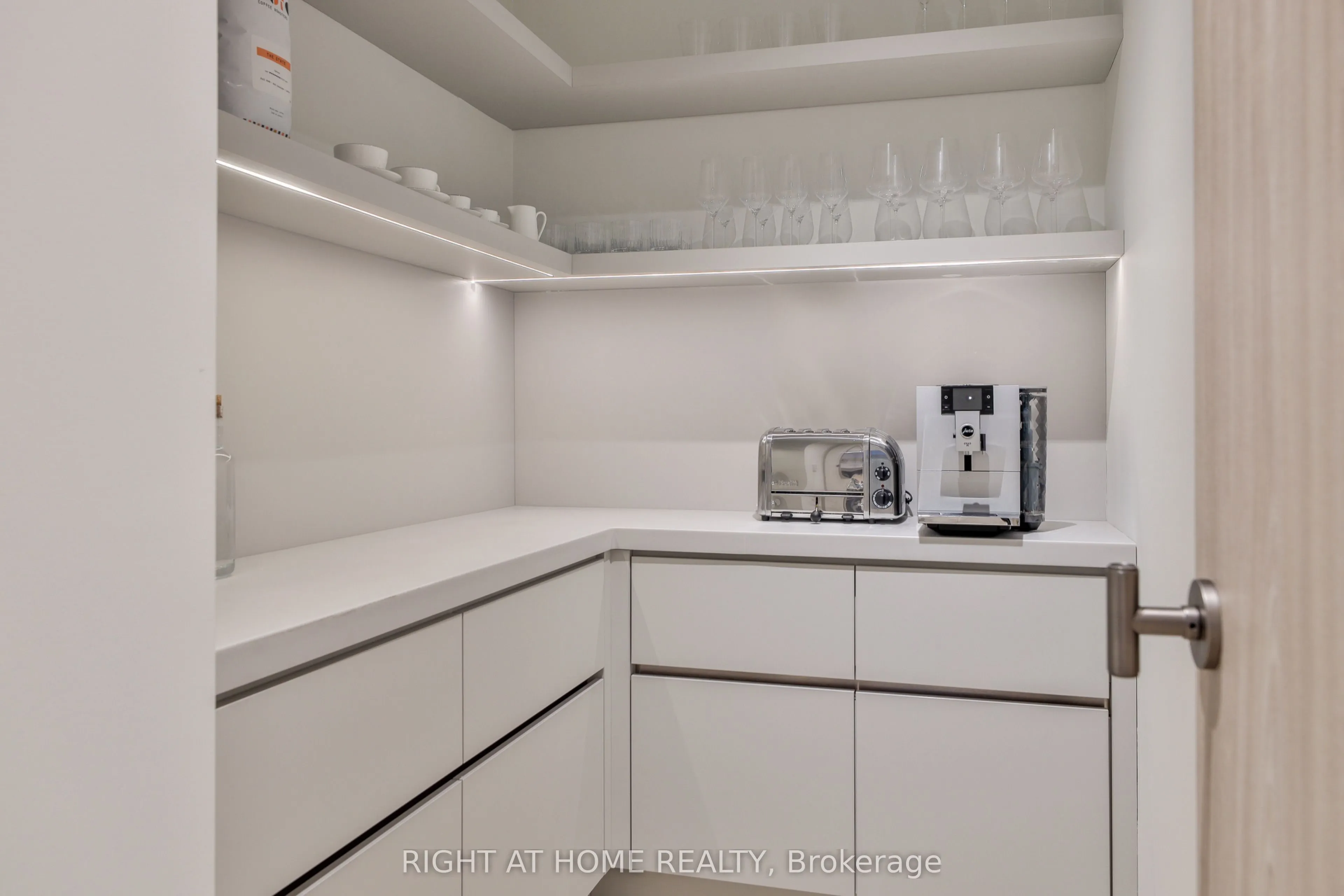 1 Roxborough Street W, #403