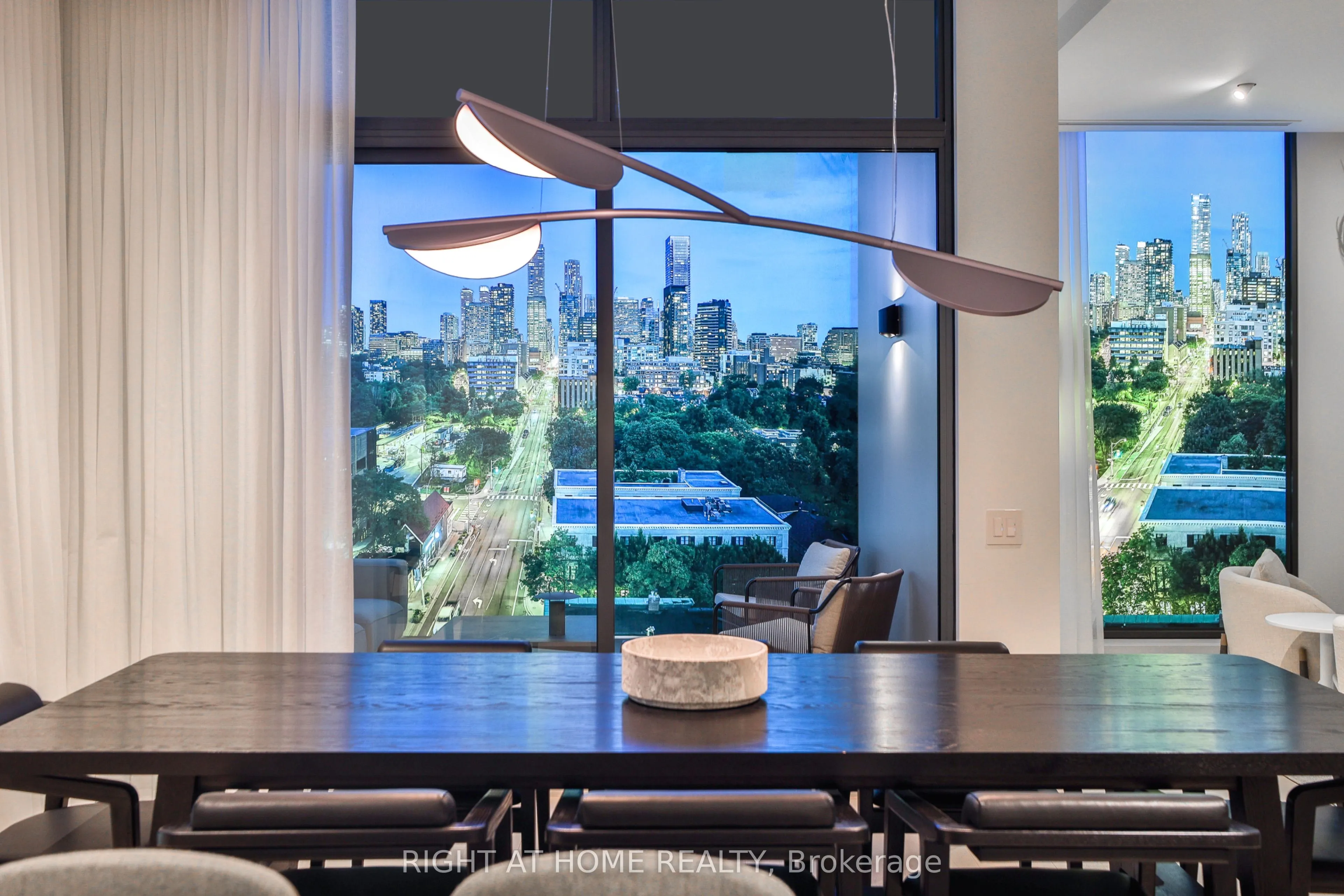 1 Roxborough Street W, #403