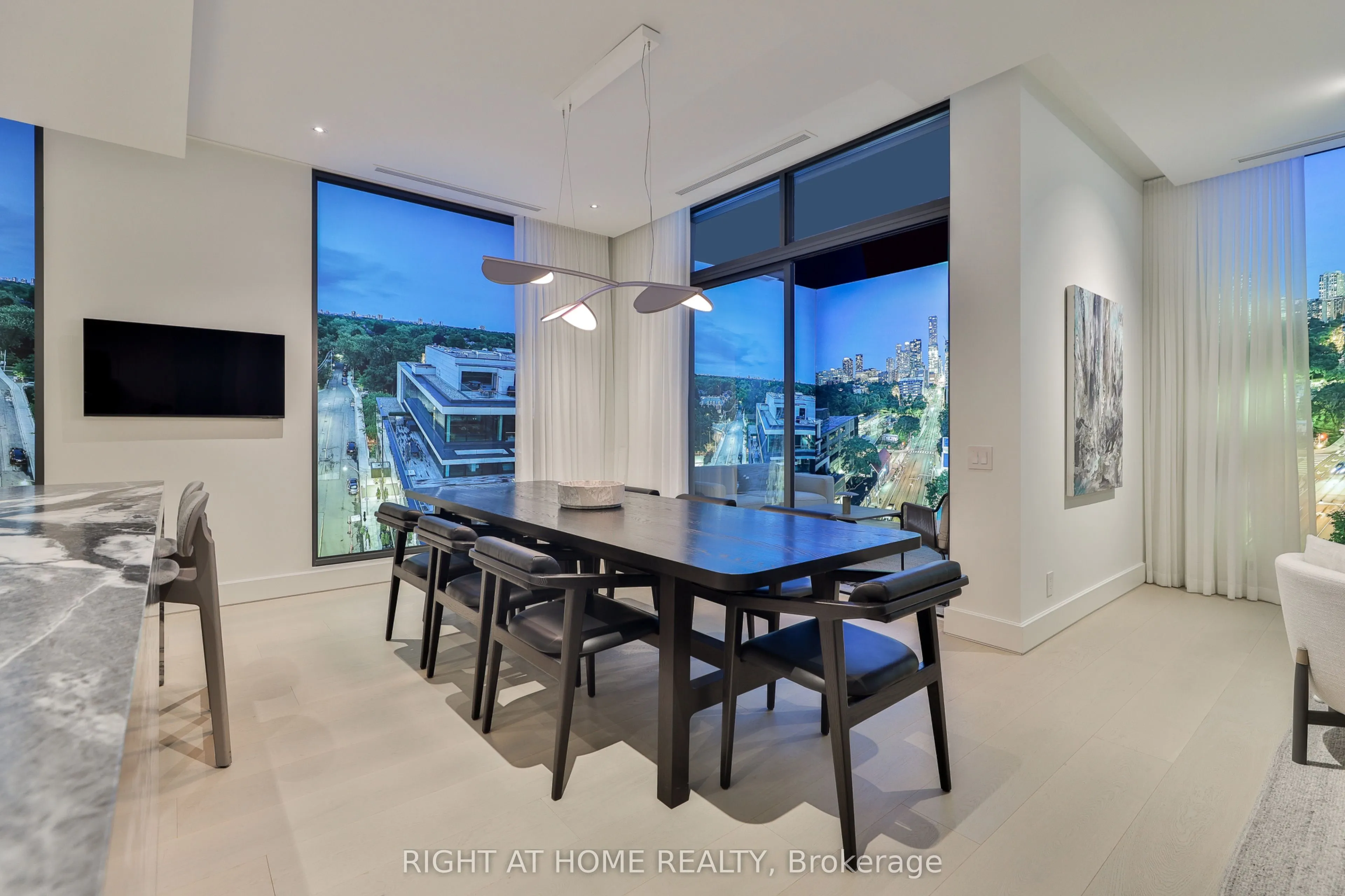 1 Roxborough Street W, #403