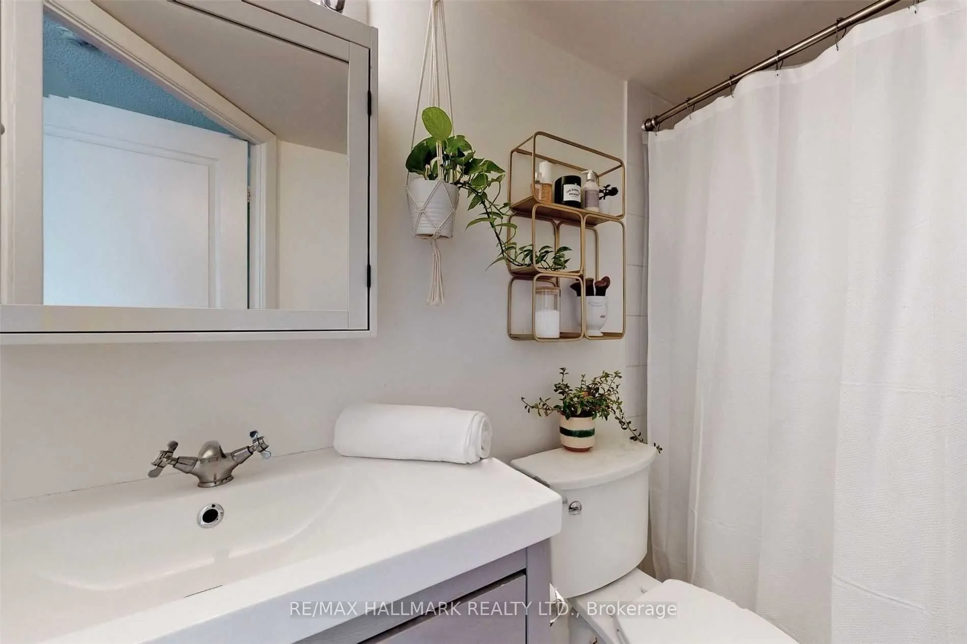 140 Bathurst Street, #408
