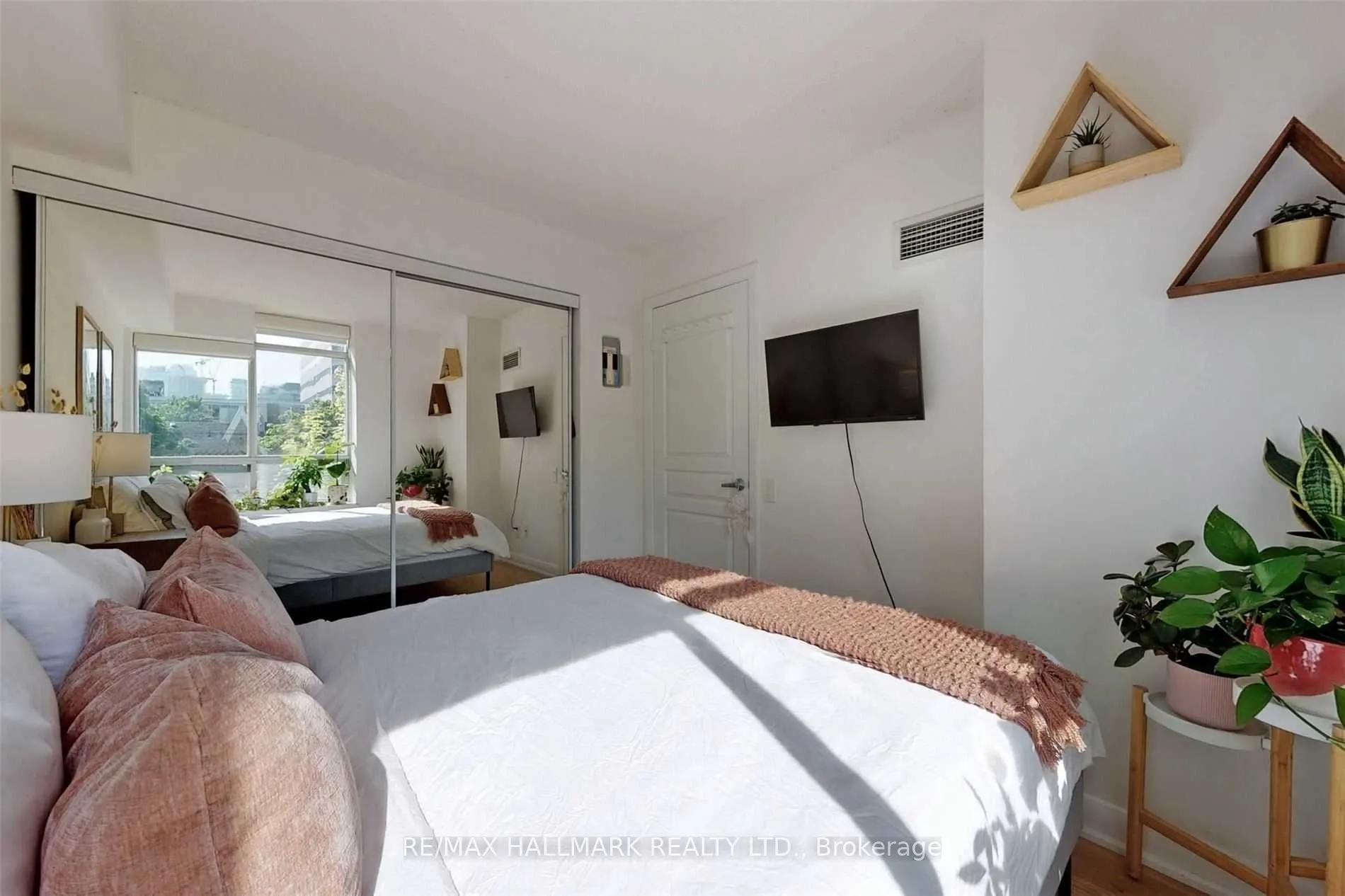 140 Bathurst Street, #408