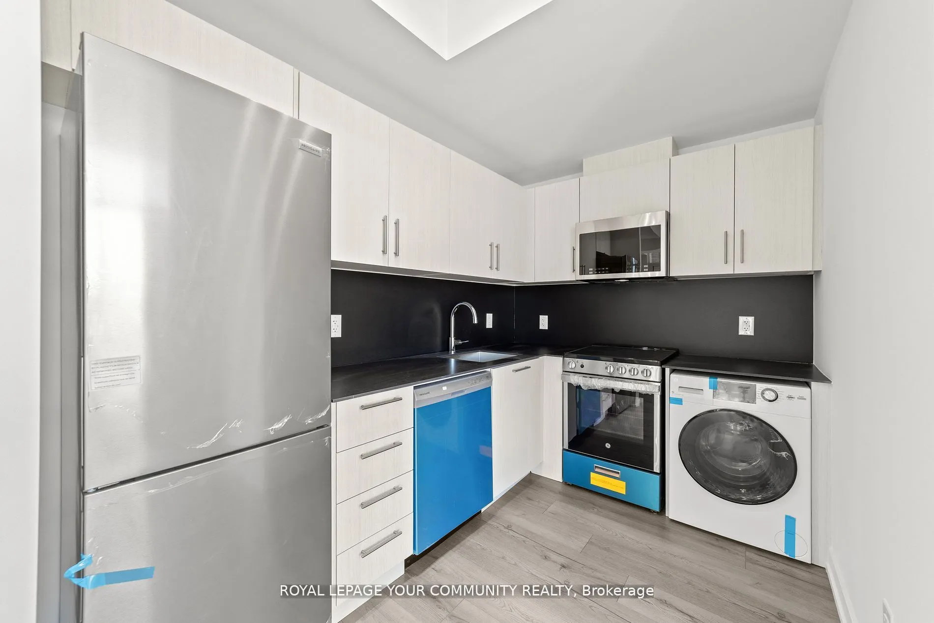 11-851 Sheppard Avenue, #3rd