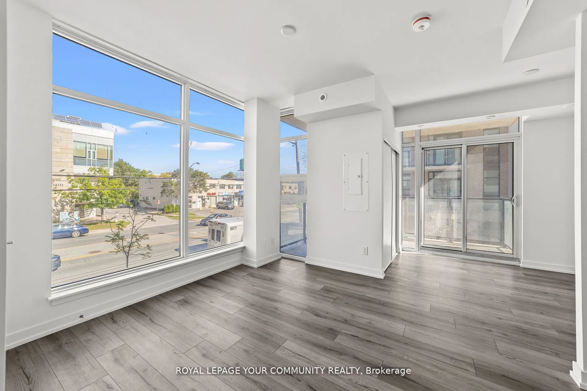 11-851 Sheppard Avenue, #3rd
