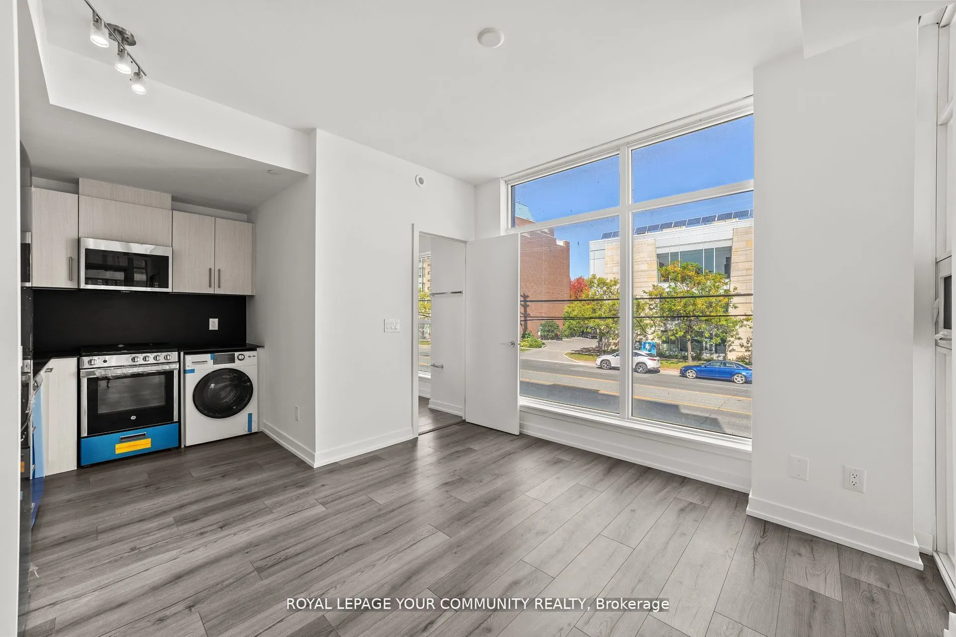 11-851 Sheppard Avenue, #3rd