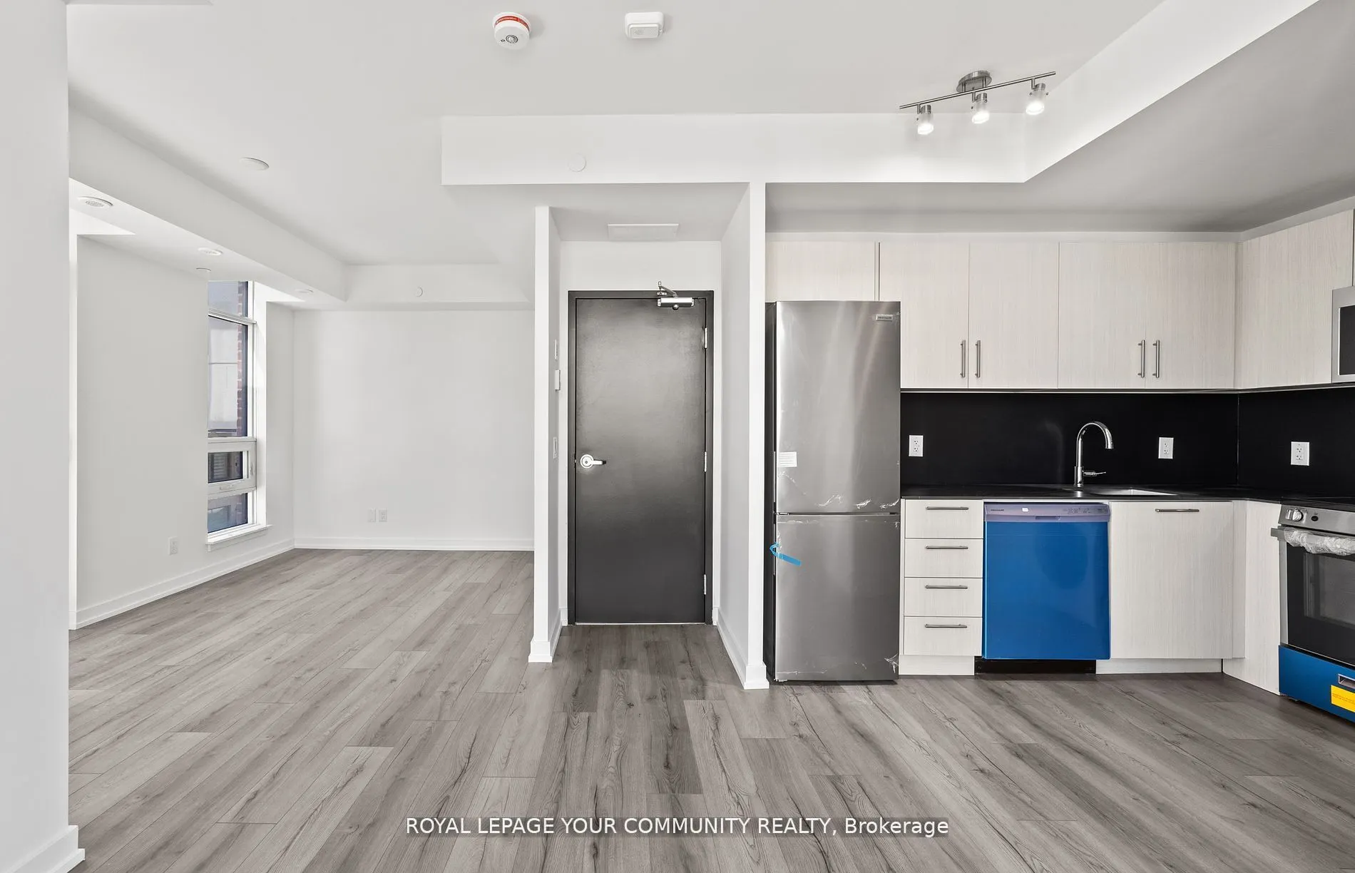 11-851 Sheppard Avenue, #3rd