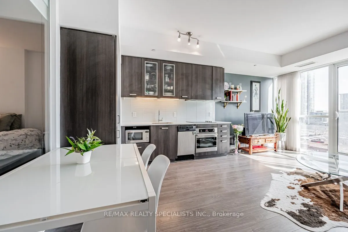 508 Wellington Street W, #810