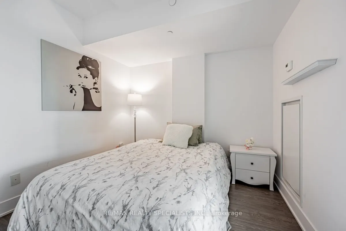 508 Wellington Street W, #810
