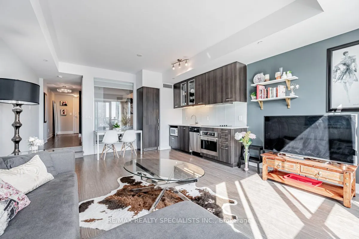 508 Wellington Street W, #810