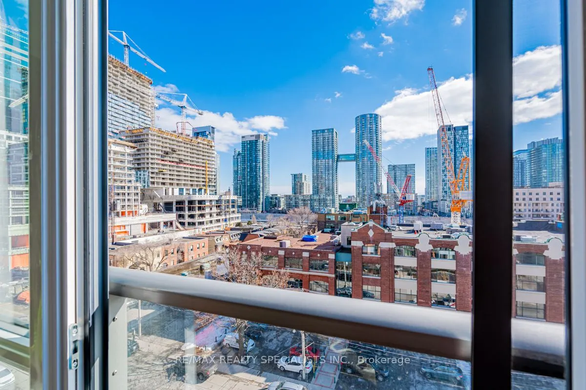 508 Wellington Street W, #810