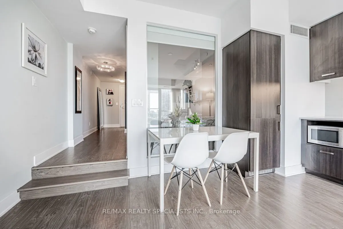 508 Wellington Street W, #810